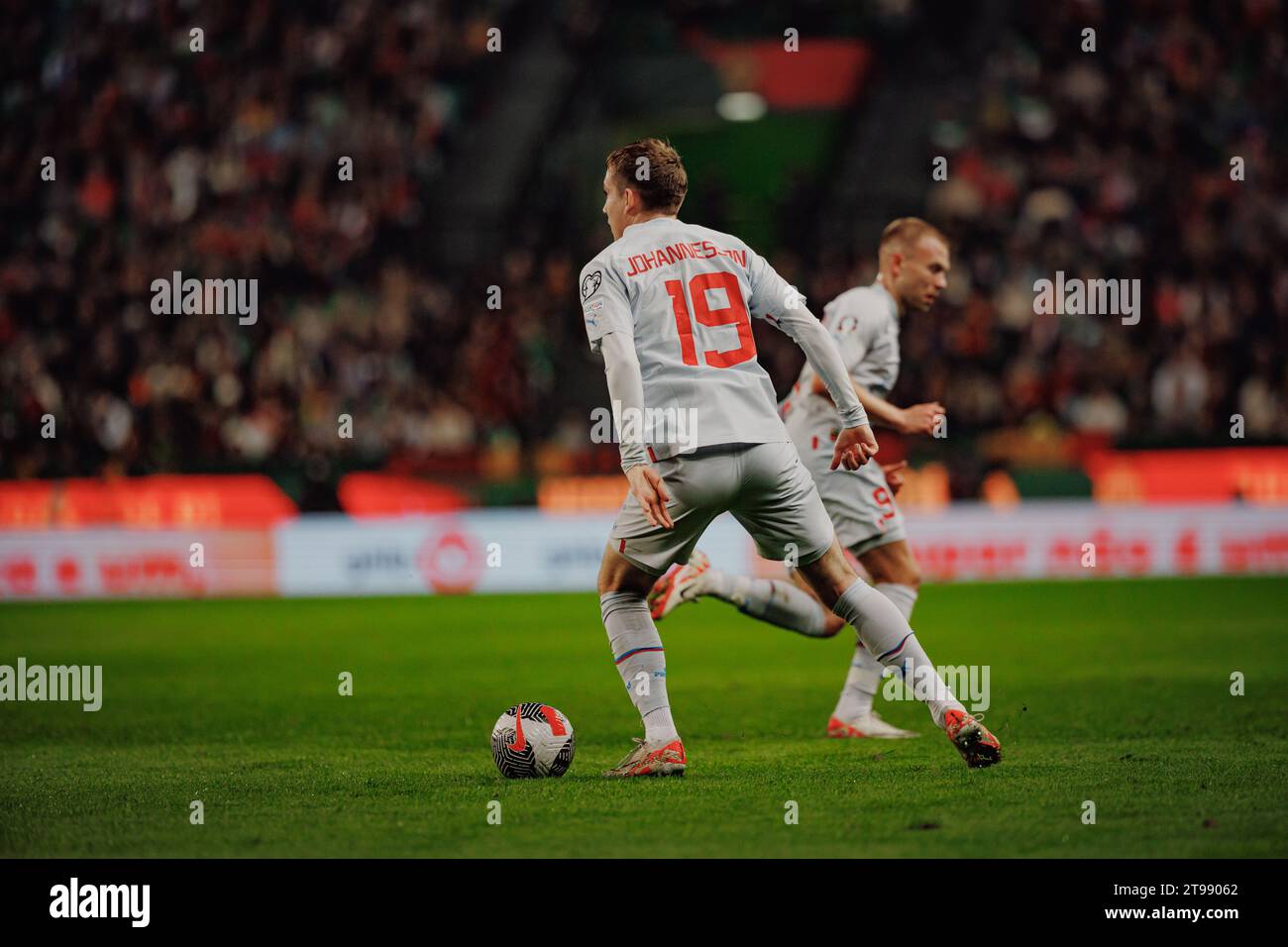 Isak Bergman Johannesson durante la partita di qualificazione a Euro 2024 tra le nazionali di Portogallo e Islanda, Estadio Jose Alvalade, Lisbona, Portogallo Foto Stock