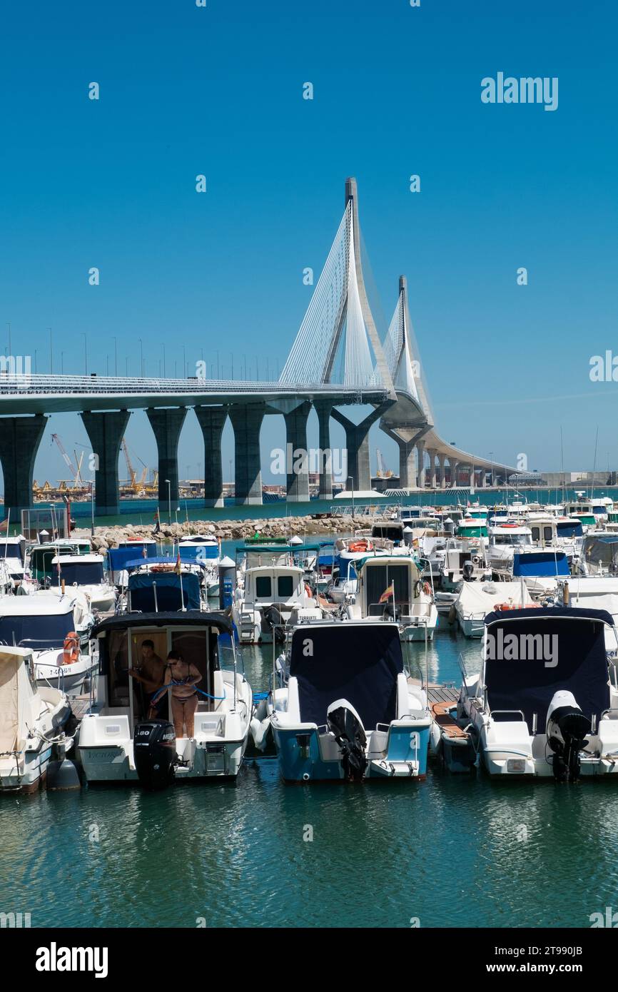 Barche ormeggiate nel porticciolo di Cadice con il ponte sullo sfondo Foto Stock