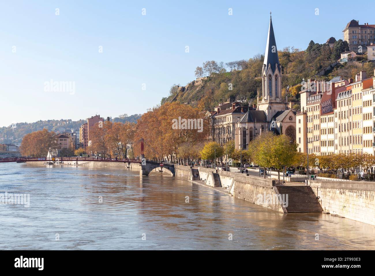 Il fiume Saône e l'Eglise Saint Georges a Lione, in Francia. Foto Stock