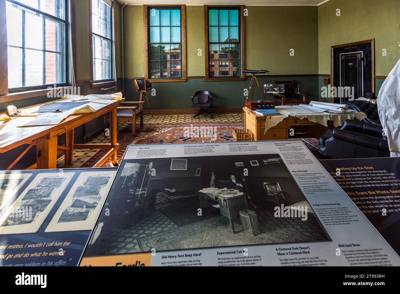 Un ufficio ricreato di Henry Ford, con tavoli da disegno, una sedia girevole e fotografie storiche, si trova all’interno dell’edificio industriale del Ford Piquette Plant a Detroit, Michigan, Stati Uniti. I pannelli espositivi in primo piano descrivono come Ford spesso lavorasse fino a tarda notte e raramente utilizzasse il proprio ufficio. Costruito nel 1904, il Ford Piquette Plant è considerato il più antico edificio sopravvissuto originariamente costruito per la produzione di automobili e ancora aperto al pubblico. Foto Stock