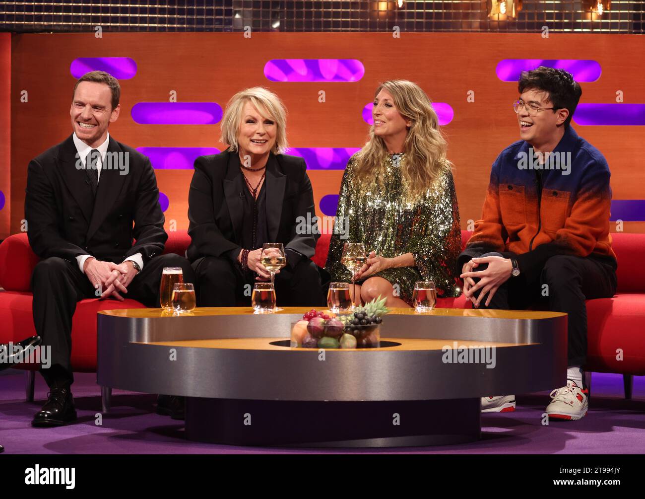 SOLO EDITORIALE (da sinistra a destra) Michael Fassbender, Jennifer Saunders, Daisy Haggard e Phil Wang durante le riprese del Graham Norton Show al BBC Studioworks 6 Television Centre, Wood Lane, Londra, per essere trasmesso su BBC One il venerdì sera. Data foto: Giovedì 23 novembre 2023. Foto Stock