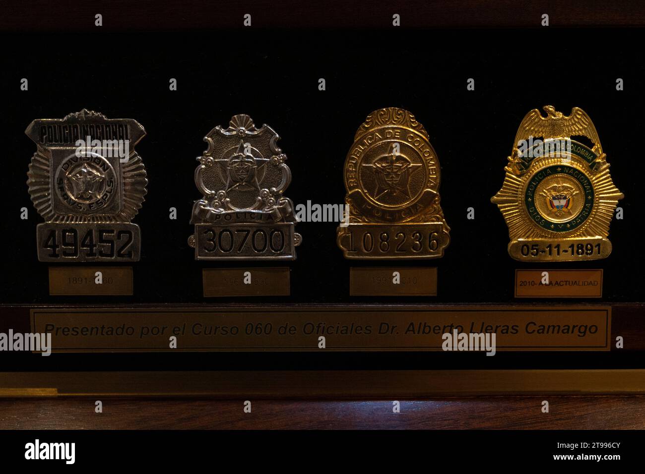 Storia dei distintivi della polizia colombiana al museo della polizia colombiana Foto Stock