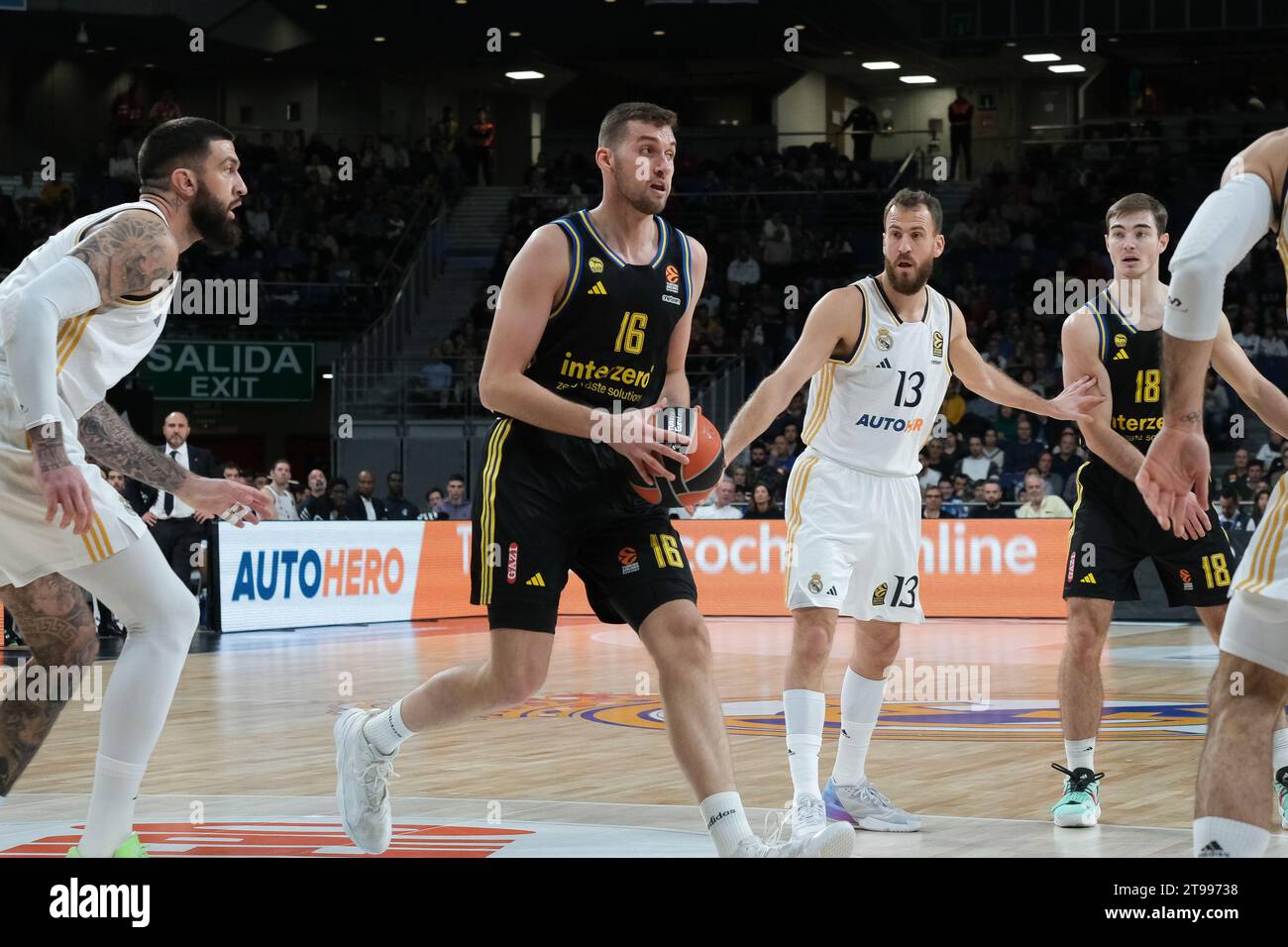 Nikic Kresimir di Alba Berlin in azione durante la partita Turkish Airlines EuroLeague tra Real Madrid e Alba Berlin al WiZink Center di Novembe Foto Stock