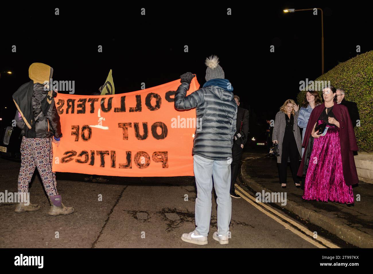 Edimburgo, Scozia. 23 novembre 2023. Gli ospiti cominciano ad arrivare e si trovano di fronte ai manifestanti e alla loro bandiera Extinction Rebellion Climate protesta contro il politico scozzese dell'anno Awards Credit: Raymond Davies / Alamy Live News Foto Stock