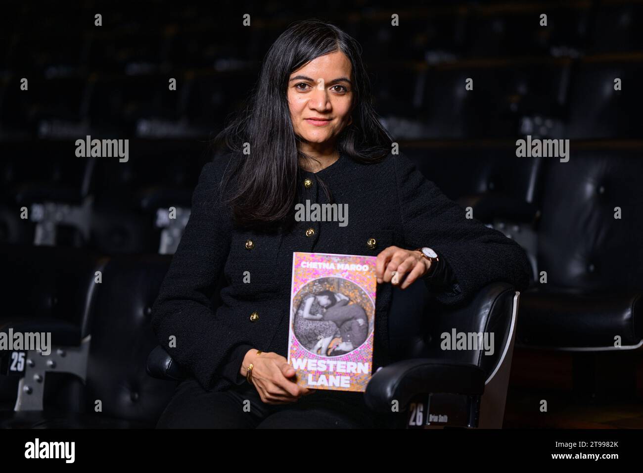 Londra, Regno Unito. 23 novembre 2023. L'autrice Chetna Maroo fotografata durante una fotocall per gli autori selezionati per il Booker Prize del 2023, al South Bank Centre di Londra. Il credito fotografico dovrebbe essere: Matt Crossick/Empics/Alamy Live News Foto Stock