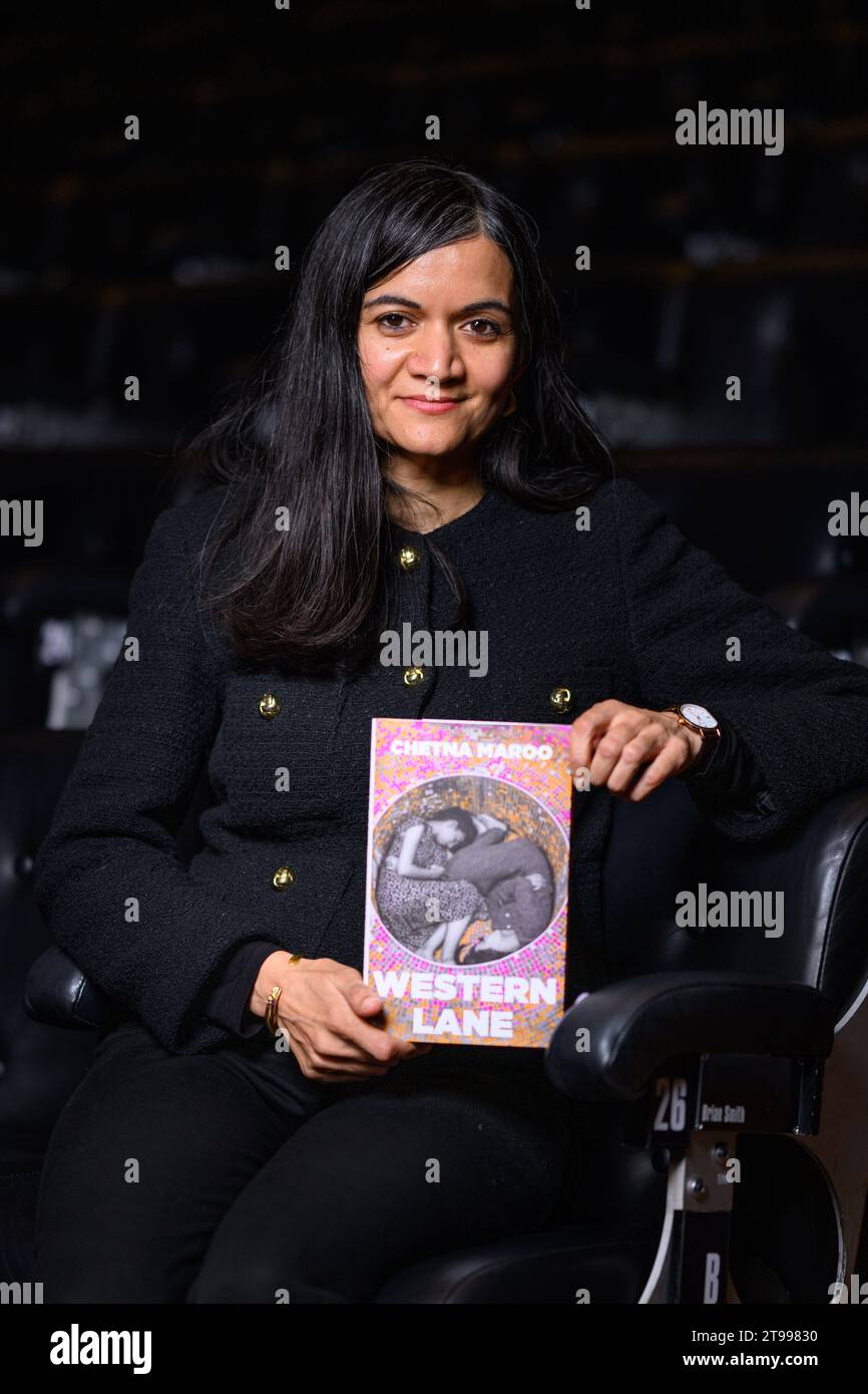 Londra, Regno Unito. 23 novembre 2023. L'autrice Chetna Maroo fotografata durante una fotocall per gli autori selezionati per il Booker Prize del 2023, al South Bank Centre di Londra. Il credito fotografico dovrebbe essere: Matt Crossick/Empics/Alamy Live News Foto Stock