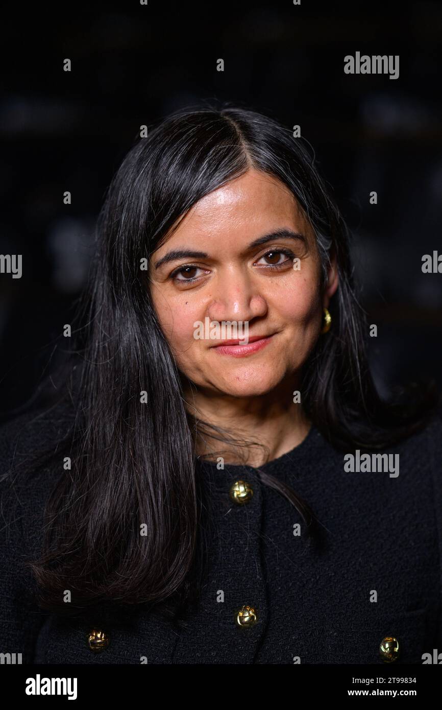 Londra, Regno Unito. 23 novembre 2023. L'autrice Chetna Maroo fotografata durante una fotocall per gli autori selezionati per il Booker Prize del 2023, al South Bank Centre di Londra. Il credito fotografico dovrebbe essere: Matt Crossick/Empics/Alamy Live News Foto Stock