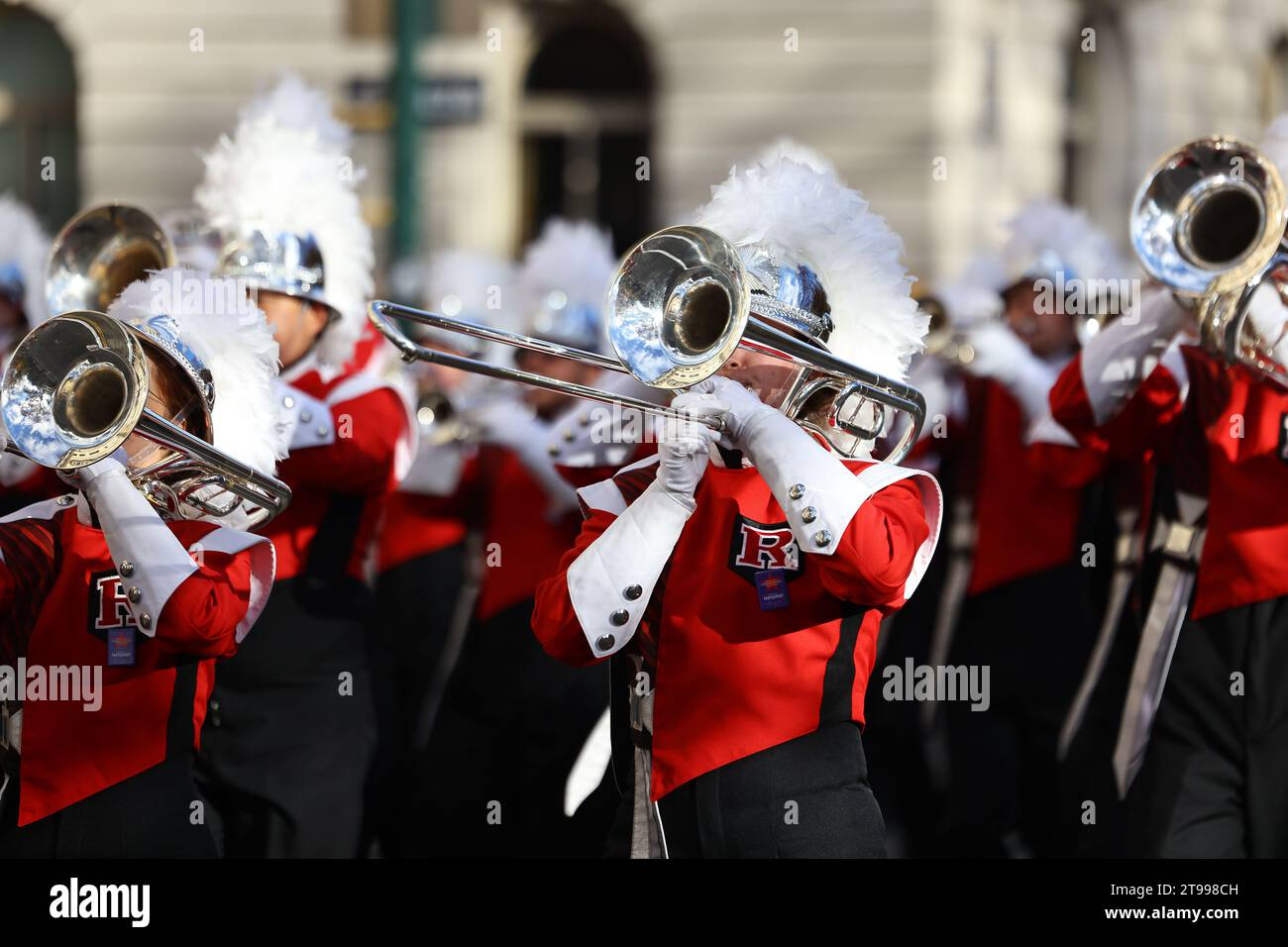 I Rutgers University Marching Scarlet Knights si esibiscono durante la 97th Macy's Thanksgiving Day Parade a New York, giovedì 23 novembre 2023. (Foto: Gordon Donovan) Foto Stock