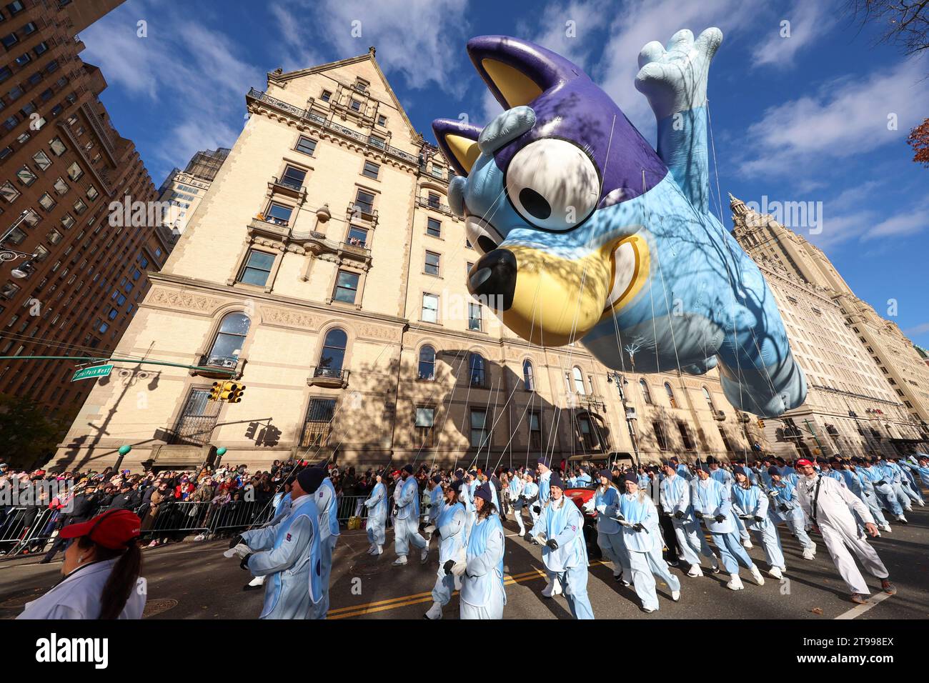 Il Bluey si dirige verso Central Park West durante la 97th Macy's Thanksgiving Day Parade a New York, giovedì 23 novembre 2023. Bluey è stato dipinto a mano da un team di artisti con circa 50 galloni di vernice blu. (Foto: Gordon Donovan) Foto Stock
