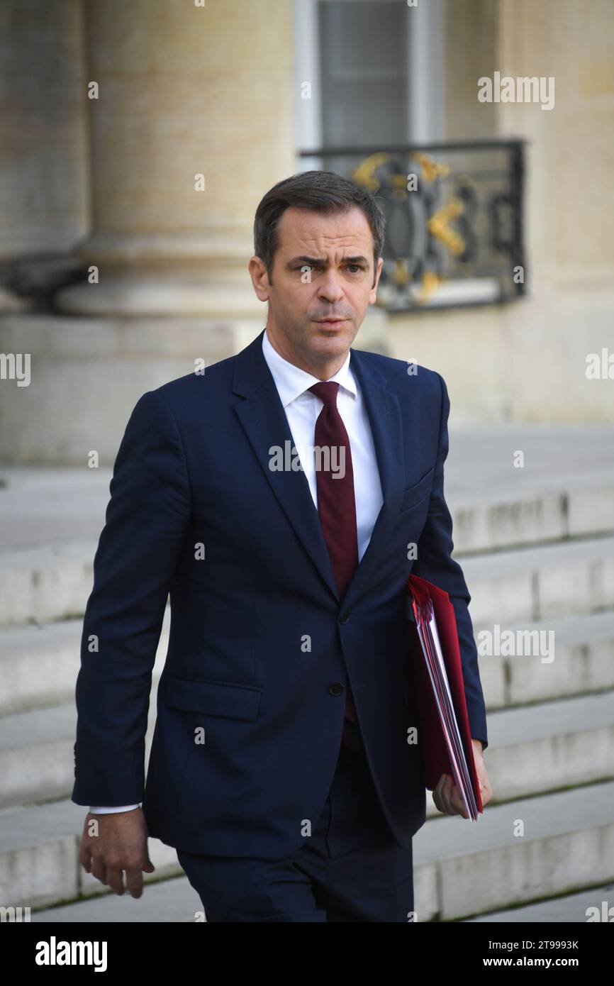 Francia. 22 novembre 2023. Il ministro francese Olivier Veran se ne va dopo la riunione settimanale del gabinetto all'Elysee Palace. Parigi, FRANCIA (foto di Lionel Urman/Sipa USA) credito: SIPA USA/Alamy Live News Foto Stock