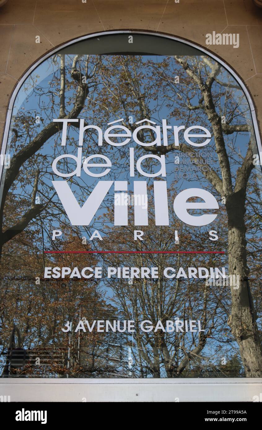 Il Theatre de la Ville riflette la finestra di Rue Gabriel a Parigi, Francia Foto Stock