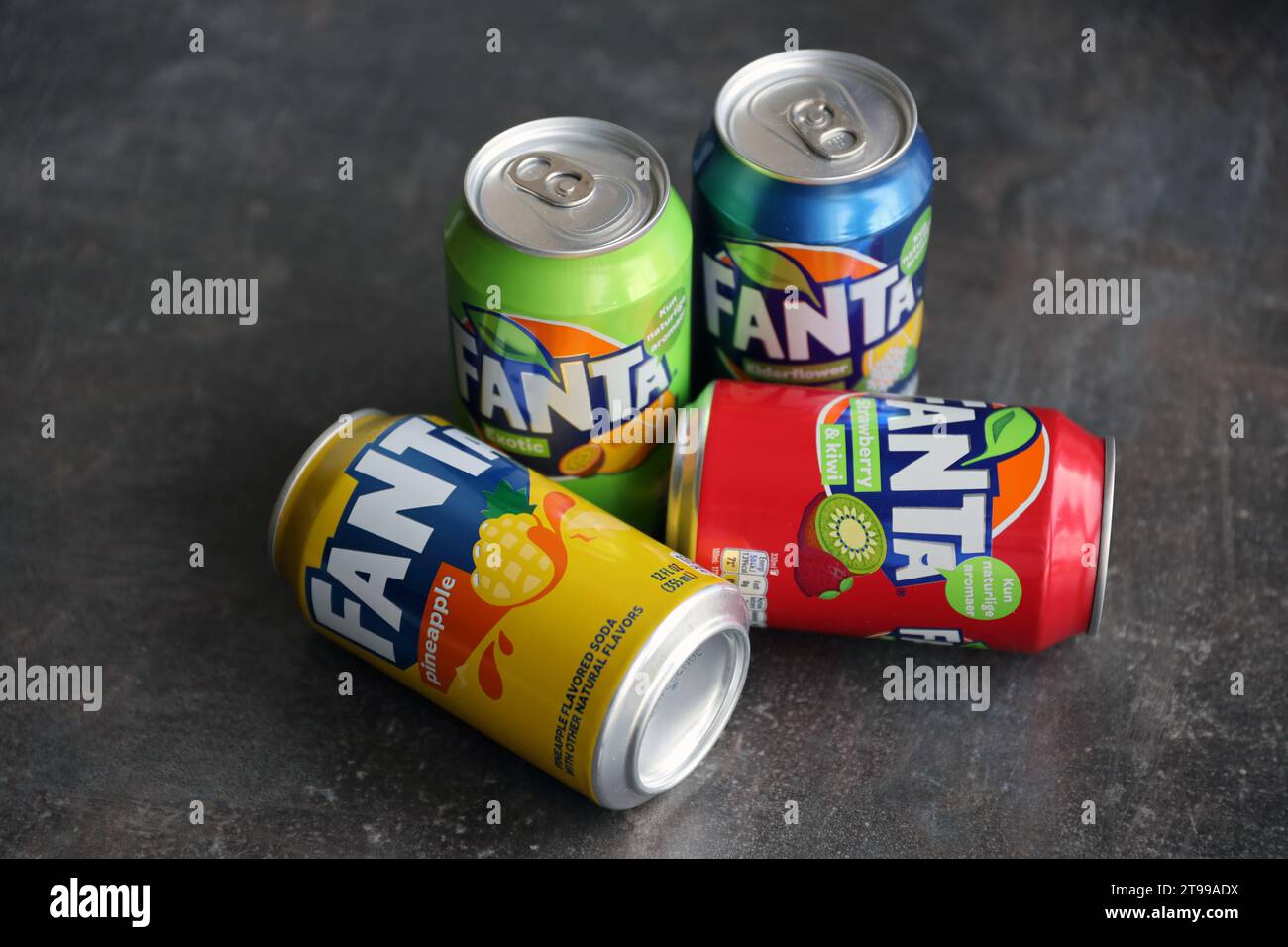 KIEV, UCRAINA - 4 MAGGIO 2023: Primo piano di lattine di latta di marca Fanta soft drink con vari sapori Foto Stock