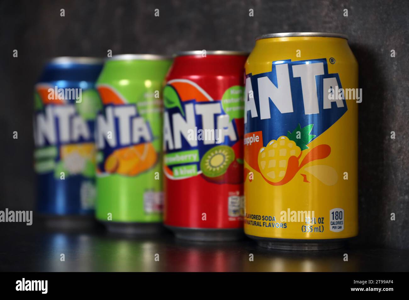 KIEV, UCRAINA - 4 MAGGIO 2023: Primo piano di lattine di latta di marca Fanta soft drink con vari sapori Foto Stock