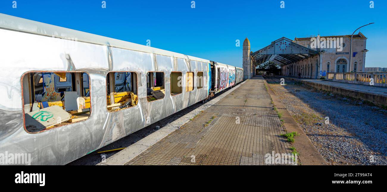 Vagoni ferroviari vandalizzati con dipinti senza espressione artistica, solo con disegni con intento distruttivo, installati nella vecchia statio ferroviaria Foto Stock