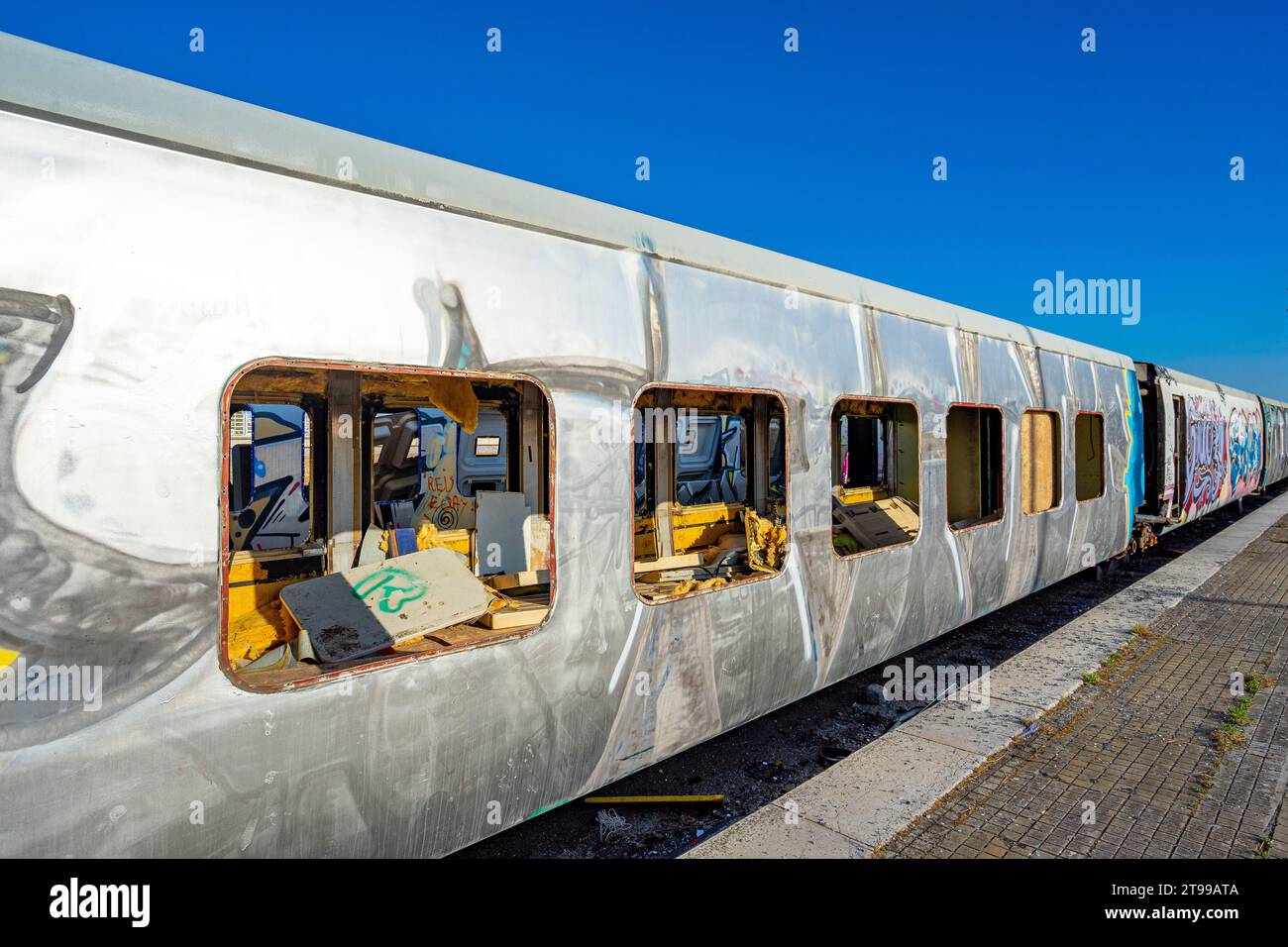 Vagoni ferroviari vandalizzati con dipinti senza espressione artistica, solo con disegni con intento distruttivo, installati nella vecchia statio ferroviaria Foto Stock