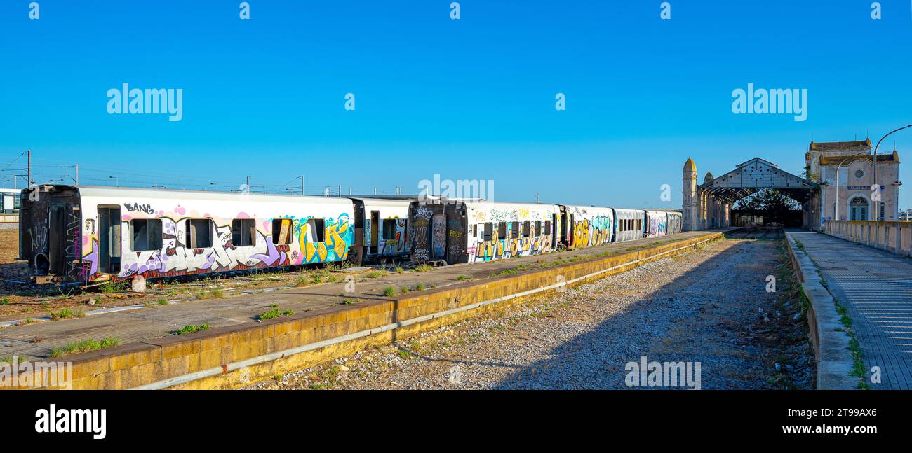 Vagoni ferroviari vandalizzati con dipinti senza espressione artistica, solo con disegni con intento distruttivo, installati nella vecchia statio ferroviaria Foto Stock