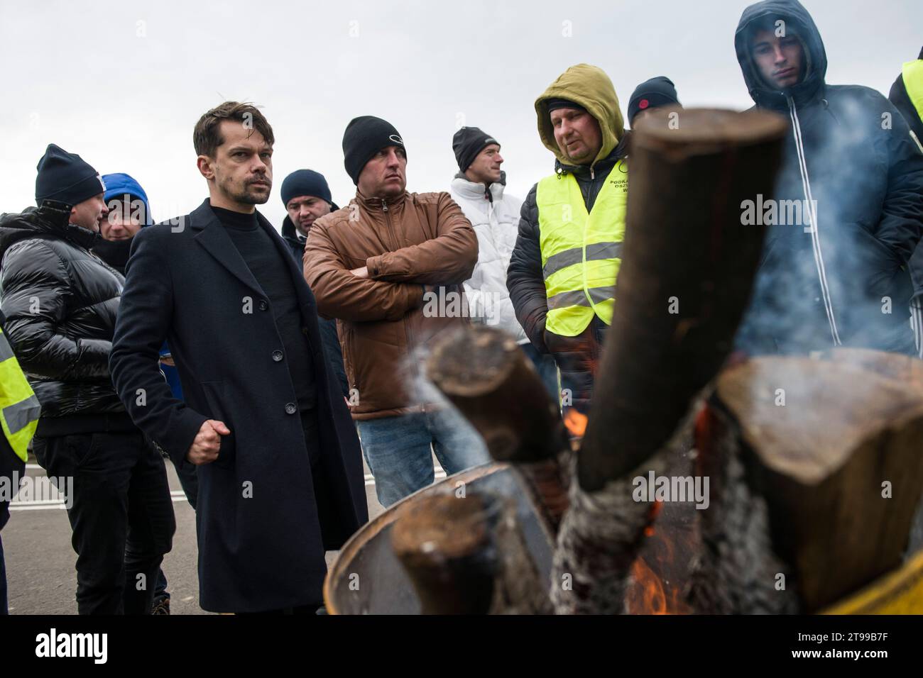 Michal Kolodziejczak, leader dell'Agrounion e del deputato, vide riscaldarsi con gli agricoltori accanto a un braciere durante il blocco al confine al valico di Medyka. Gli agricoltori polacchi si unirono alla protesta degli autotrasportatori al valico di frontiera con l'Ucraina. I camionisti polacchi hanno protestato contro la liberalizzazione delle norme di trasporto per i camion ucraini da parte dell'UE in tre posti di blocco dal 6 novembre, causando enormi linee su entrambi i lati del confine. Gli agricoltori dell'associazione "campagna tradita" (Oszukana Wies) hanno in programma di organizzare una protesta di tre giorni per l'attraversamento polacco-ucraino a Medyka. Questo è il quarto polacco Foto Stock