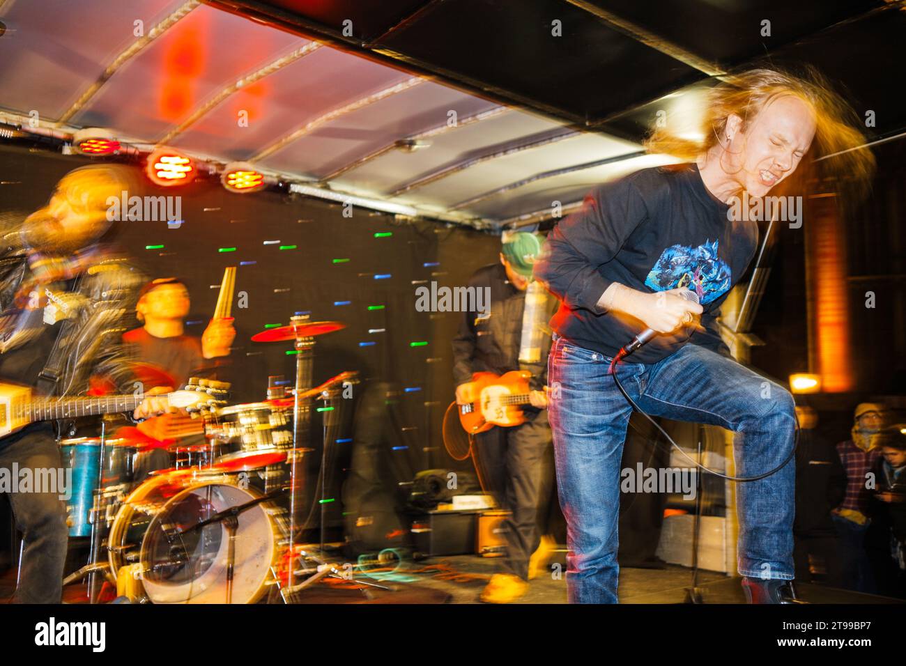 Amsterdam, Paesi Bassi. 23 novembre 2023. La band punk Hang Youth suona sul palco di piazza Dam, dove i manifestanti si sono riuniti per mostrare solidarietà contro l'esclusione e la discriminazione come risposta al partito politico populista di destra PVV che ha vinto alle elezioni olandesi. Crediti: Sarai Koornneef/Alarmy Live News Foto Stock