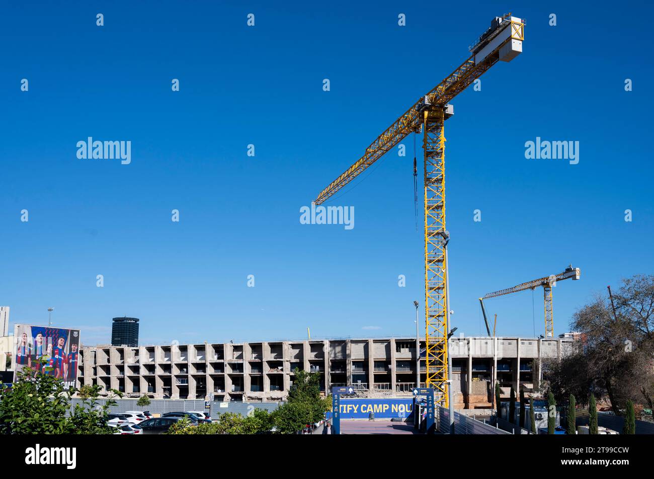 Barcellona, Spagna. 23 novembre 2023. Sono iniziati i lavori di costruzione del nuovo Spotify Camp Nou, lo stadio della squadra di calcio di Barcellona, iniziato a giugno con la demolizione del suo terzo stand a Barcellona. Se tutto va come previsto e previsto, il nuovo design dello stadio sarà completamente rinnovato e completamente operativo entro la fine della stagione 2025-26. (Foto di Xavi Lopez/SOPA Images/Sipa USA) credito: SIPA USA/Alamy Live News Foto Stock