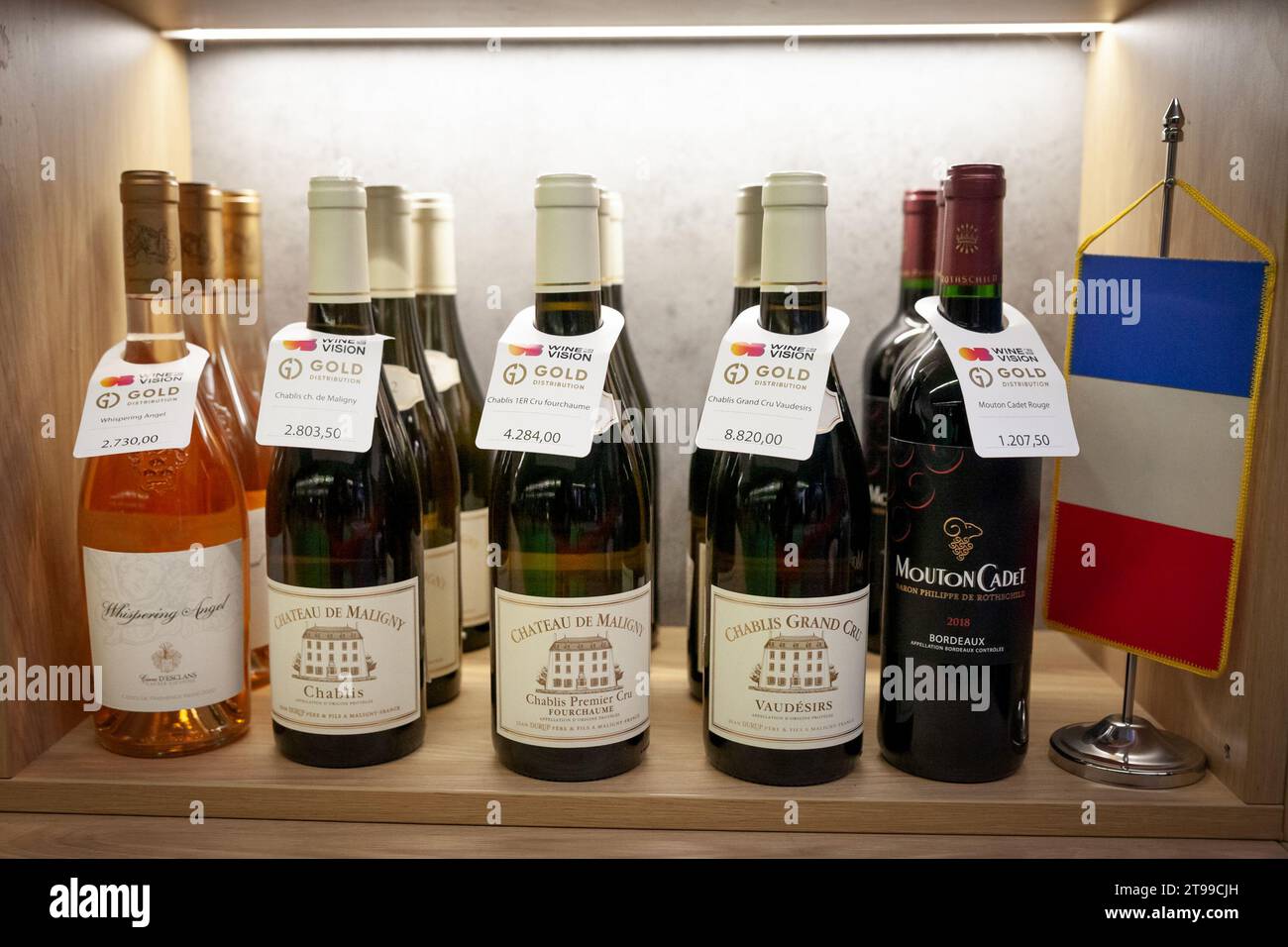 Immagine di bottiglie di vino francese in vendita. Il vino francese è prodotto in tutta la Francia, in quantità comprese tra 50 e 60 milioni di ettolitri all'anno Foto Stock