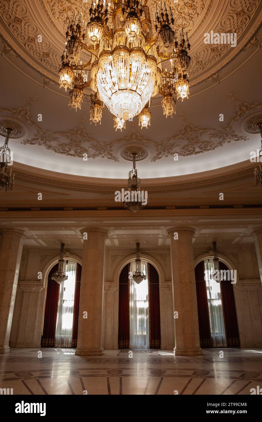 Immagine dell'interno del palazzo rumeno del parlamento, con particolare attenzione alle grandi finestre di una sala di ricevimento. Il Palazzo del Parlamento, anche kn Foto Stock