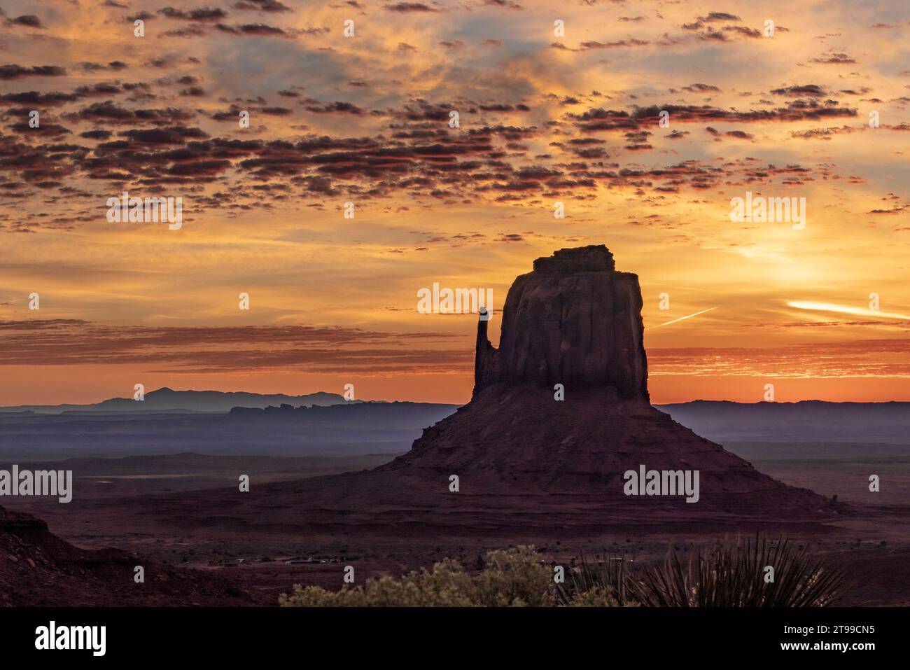 La formazione East Mitten, Monument Valley, all'alba Foto Stock