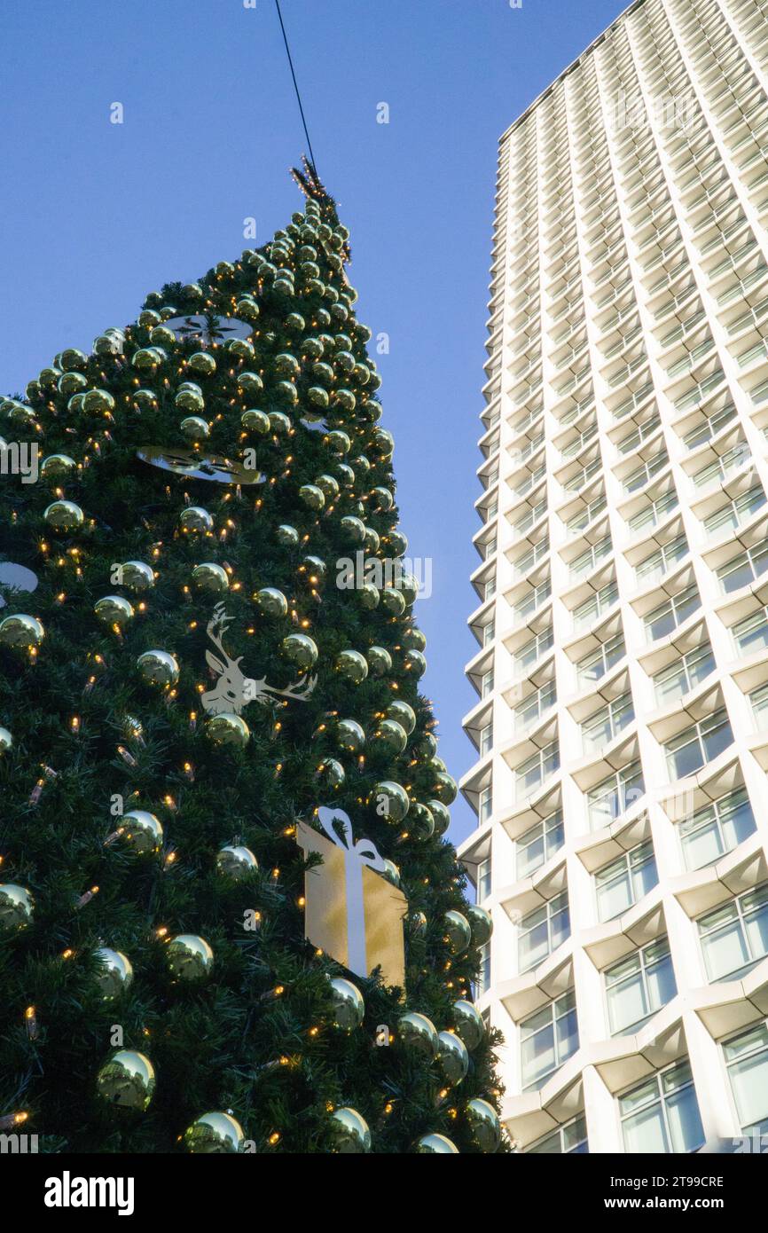 Londra, Regno Unito, 23 novembre 2023: Un albero di Natale decorato all'esterno dell'edificio Centrepoint all'incrocio tra Oxford Street, Charing Cross Road e Tottenham Court Road. Il nome Centrepoint è anche associato a un ente di beneficenza per i senzatetto. Anna Watson/Alamy Live News Foto Stock