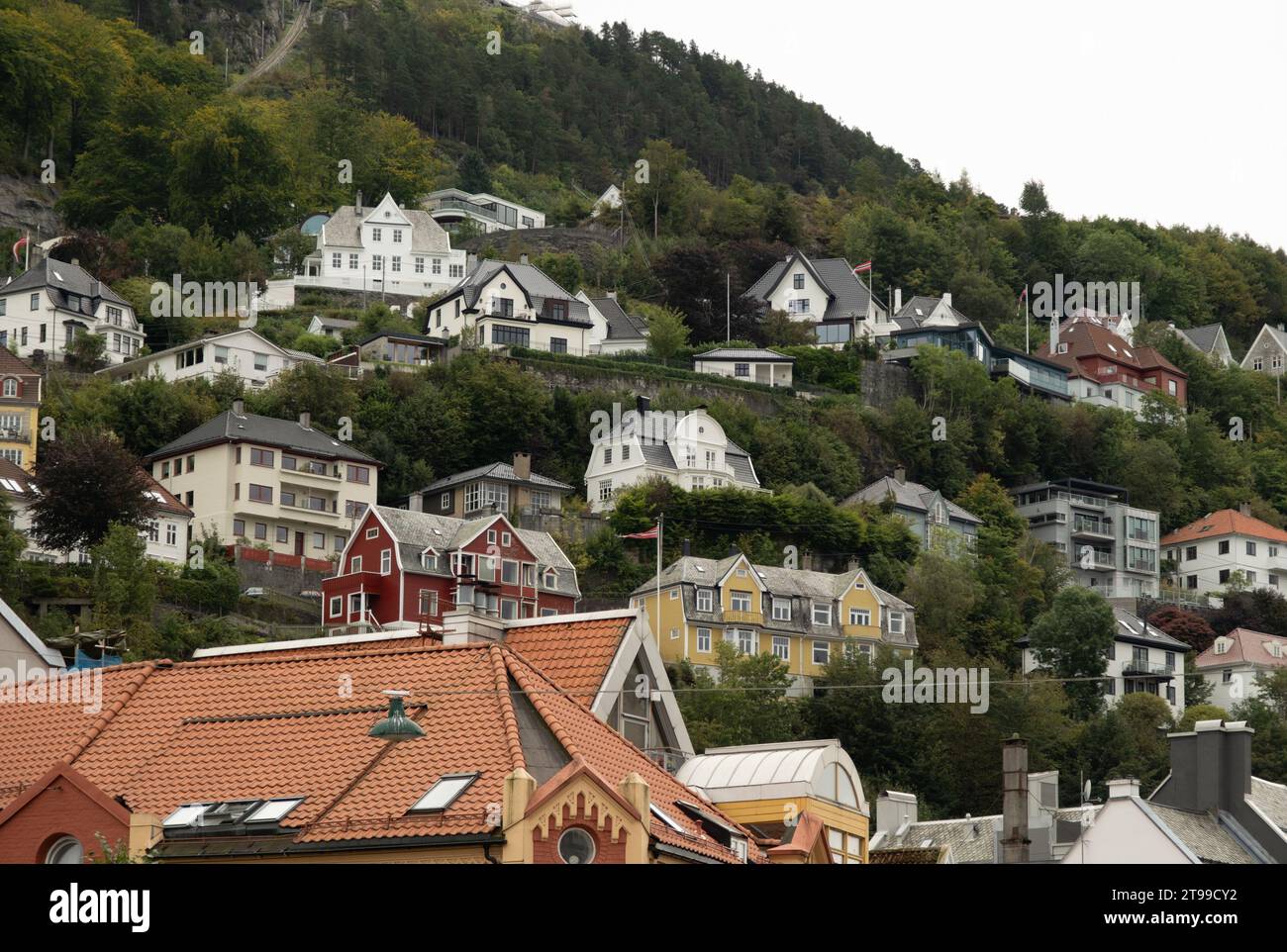 BERGEN, NORVEGIA - 28 agosto 2023: Bergen, sulla costa occidentale della Norvegia, è conosciuta come la città delle sette montagne. È il porto più trafficato della Norvegia, con oltre 30 persone Foto Stock