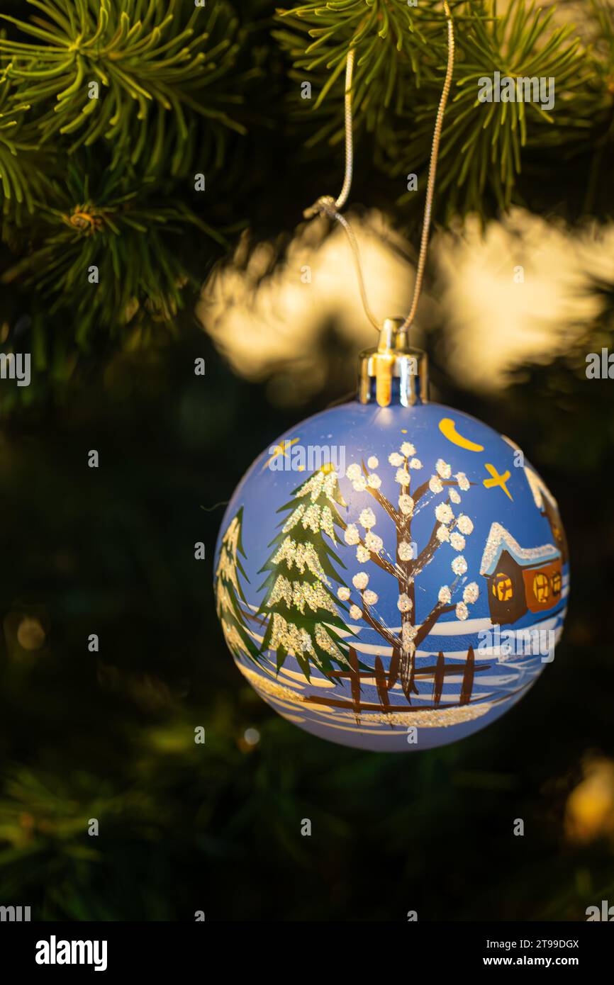 Primo piano di un bauble di Natale appeso all'albero di Natale. Decorazione natalizia blu Foto Stock