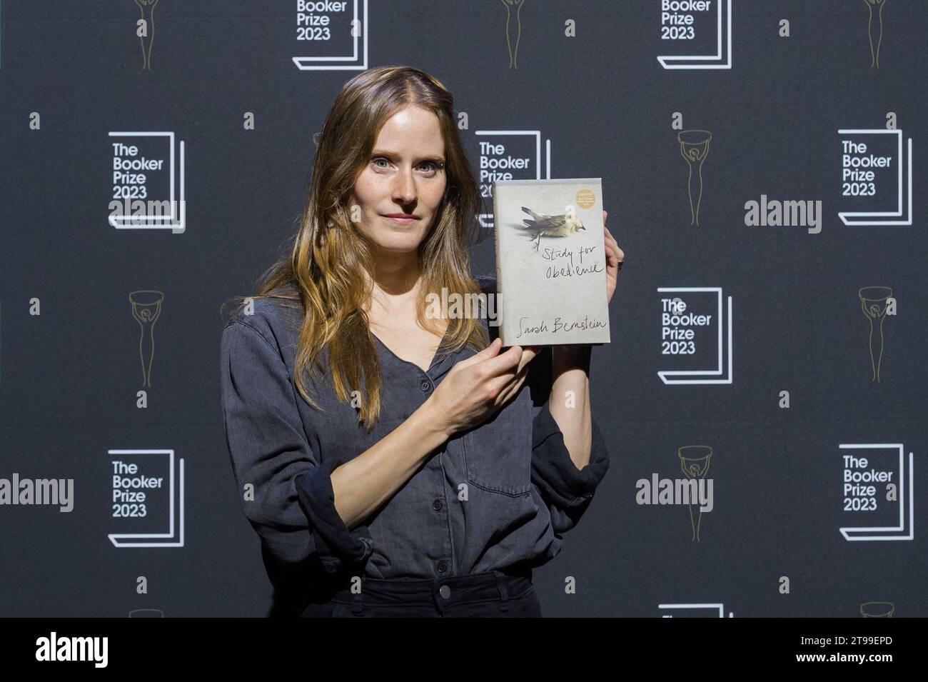 Londra, Regno Unito. 23 novembre 2023. LONDRA, REGNO UNITO - 23 NOVEMBRE 2023: L'autrice canadese Sarah Bernstein pone con il suo libro "Study for Obbedience", selezionato per il Booker Prize 2023 durante un evento pubblico al Southbank Centre di Londra, Regno Unito il 23 novembre 2023. Il vincitore del Booker Prize 2023 verrà annunciato durante una cerimonia di premiazione e una cena tenutasi all'Old Billingsgate di Londra domenica 26 novembre 2023. (Foto di Wiktor Szymanowicz/NurPhoto) credito: NurPhoto SRL/Alamy Live News Foto Stock