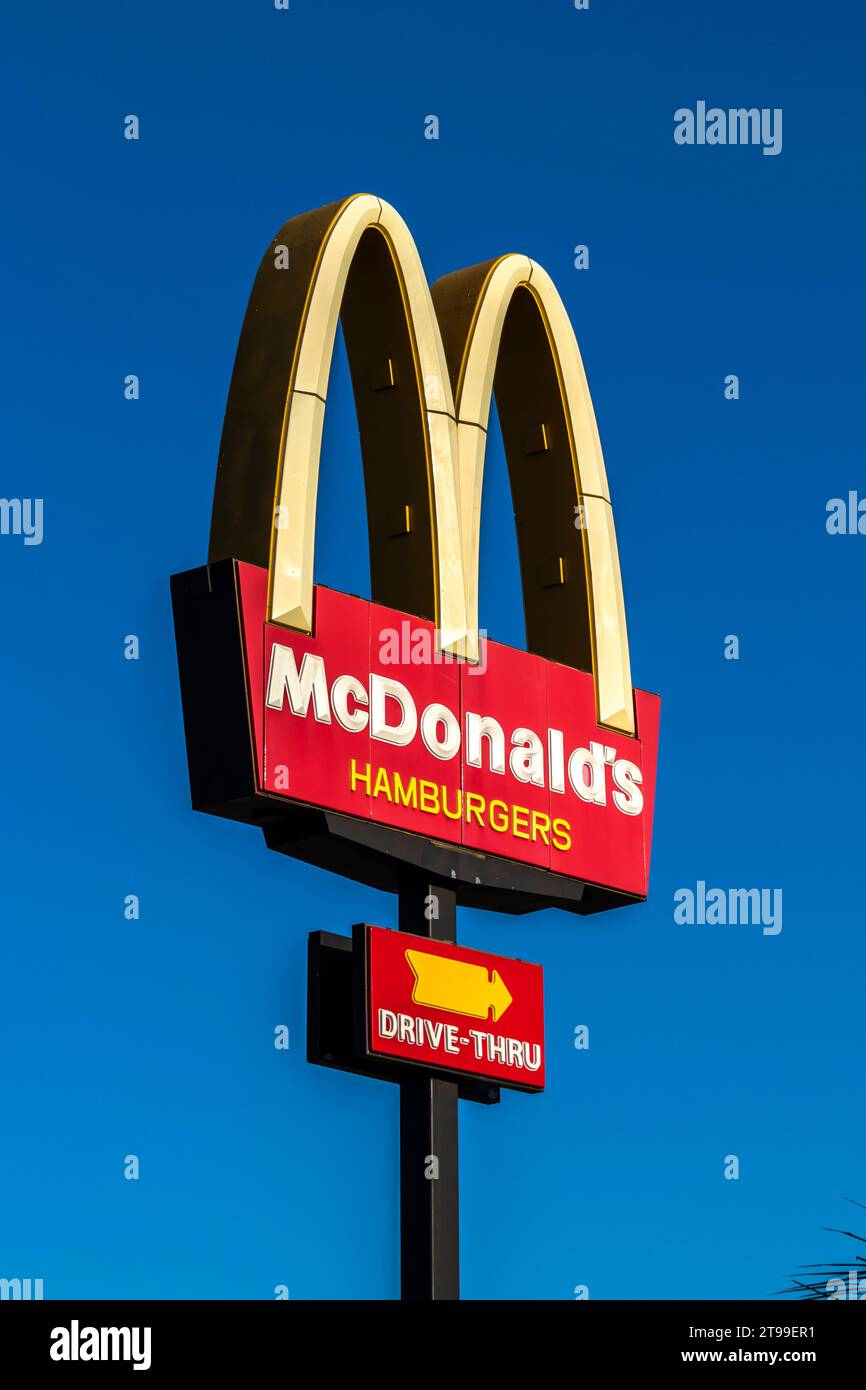 Marilia, San Paolo, Brasile, 24 maggio 2023.. Totem con il logo della catena di fast food Mc Donalds nel comune di Marilia, regione Midwest del Foto Stock