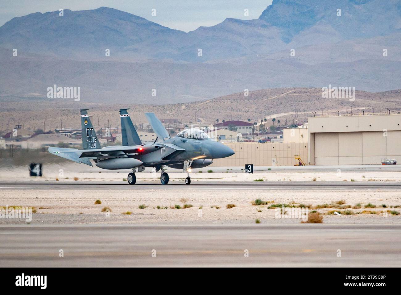 Un F-15EX Eagle II atterra sulla linea di volo dopo un'operazione di addestramento alla Nellis Air Force base, Nevada, 15 novembre 2023. L'aereo è in grado di volare alla velocità di Mach 2,5, costituendolo come il jet da combattimento più veloce del mondo. (U.S. Air Force foto di Airman 1st Class Elizabeth Tan) Foto Stock