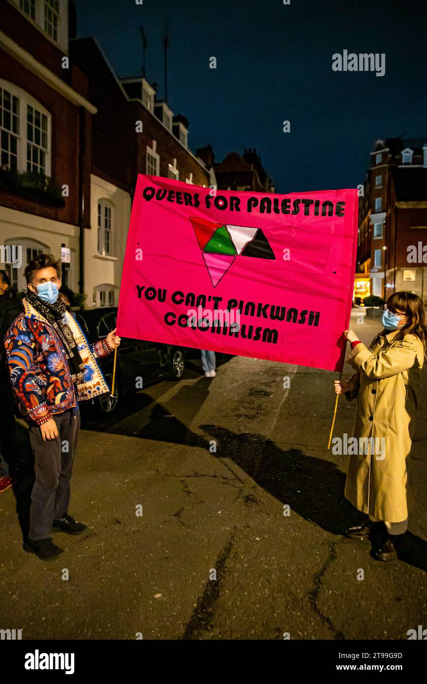 Londra, Regno Unito - 23 novembre 2023: Protesta fuori dall'ambasciata egiziana per l'apertura del confine con Rafah. Foto Stock