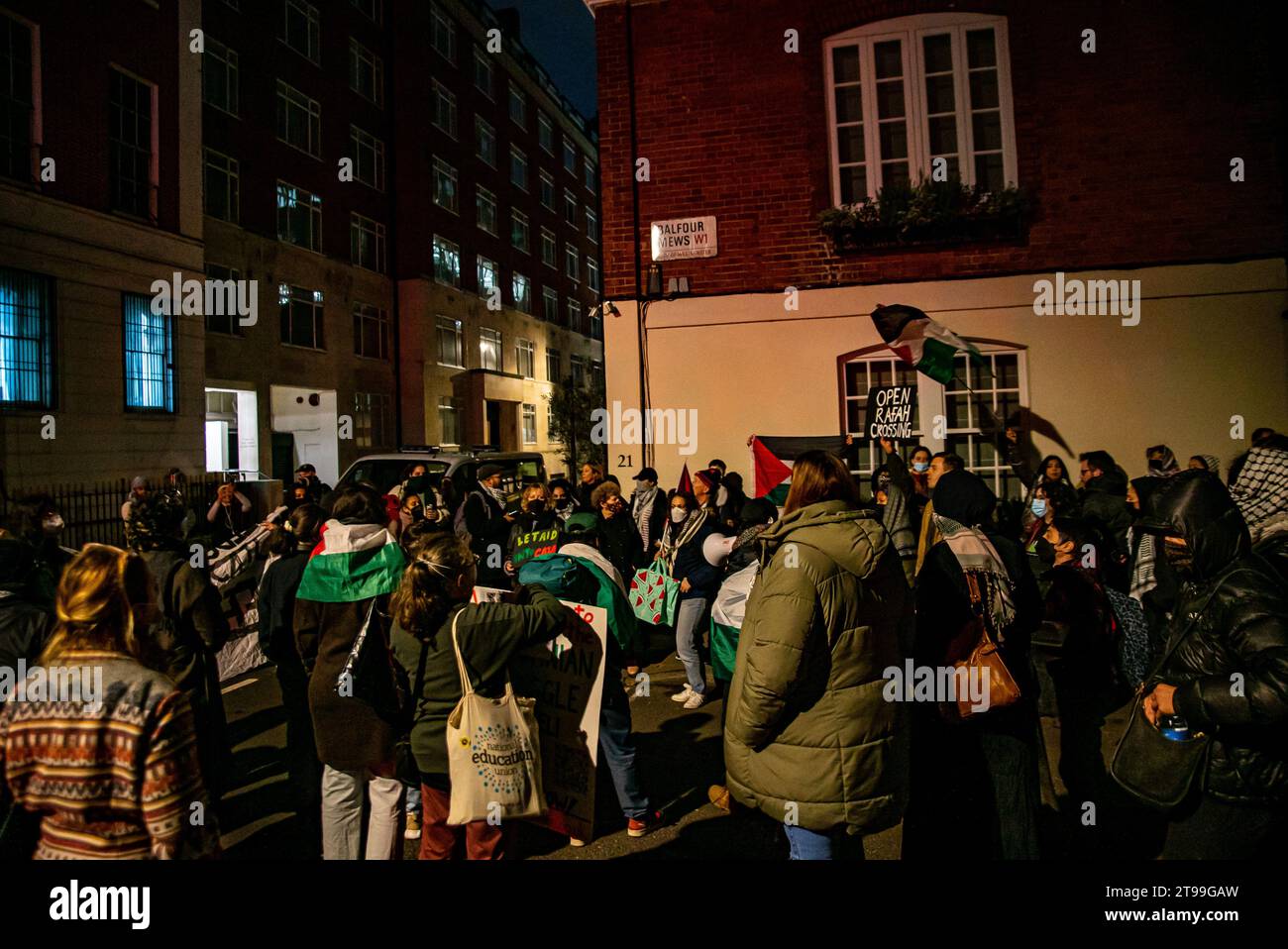 Londra, Regno Unito - 23 novembre 2023: Protesta fuori dall'ambasciata egiziana per l'apertura del confine con Rafah. Foto Stock