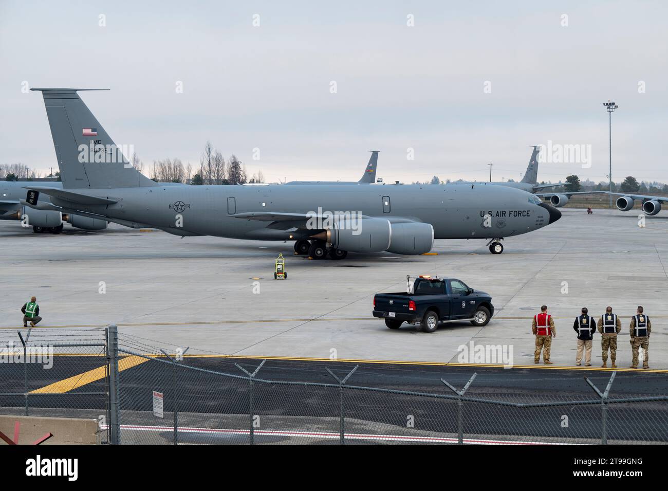 Gli ispettori assegnati all'ufficio di sicurezza del 92nd Air Refueling Wing, Wing Inspection Team e l'ispettore generale osservano una generazione di KC-135 Stratotanker durante l'esercitazione Titan Fury 24-1 presso Fairchild Air Force base, Washington, 14 novembre 2023. Titan Fury è un’esercitazione di forza totale ricorrente che garantisce che gli avieri di Fairchild siano addestrati e pronti a fornire una rapida mobilità globale in un momento preciso a sostegno della deterrenza strategica e della strategia di difesa nazionale. Durante l'esercitazione, Airmen ha dimostrato in che modo varie attività di supporto contribuiscono alla generazione e alla mobilitazione di KC-135, compresi i Foto Stock