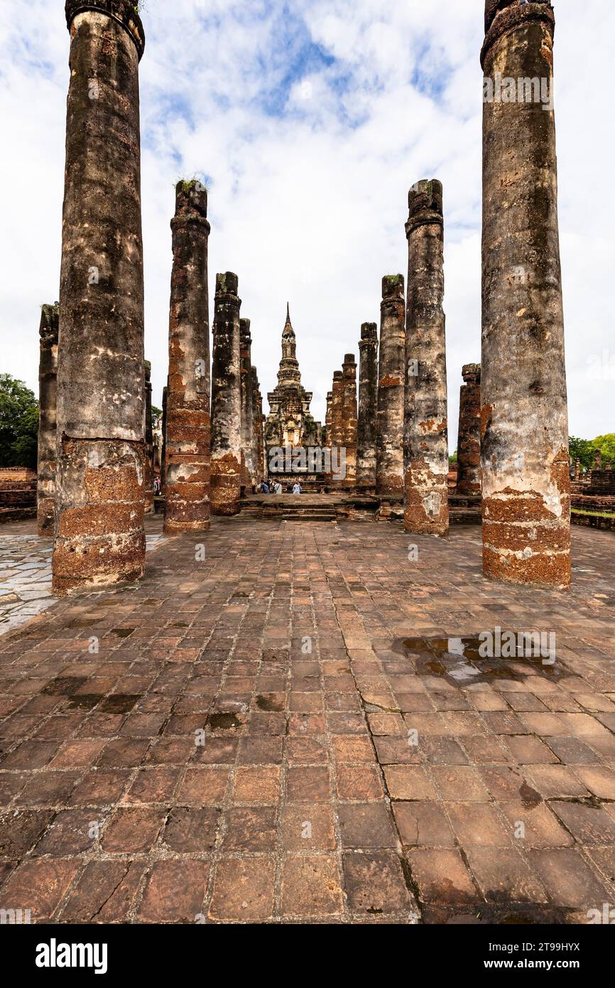 Parco storico di Sukhothai, Wat Mahathat, stupa del tempio principale, Sukhothai, Thailandia, Sud-est asiatico, Asia Foto Stock