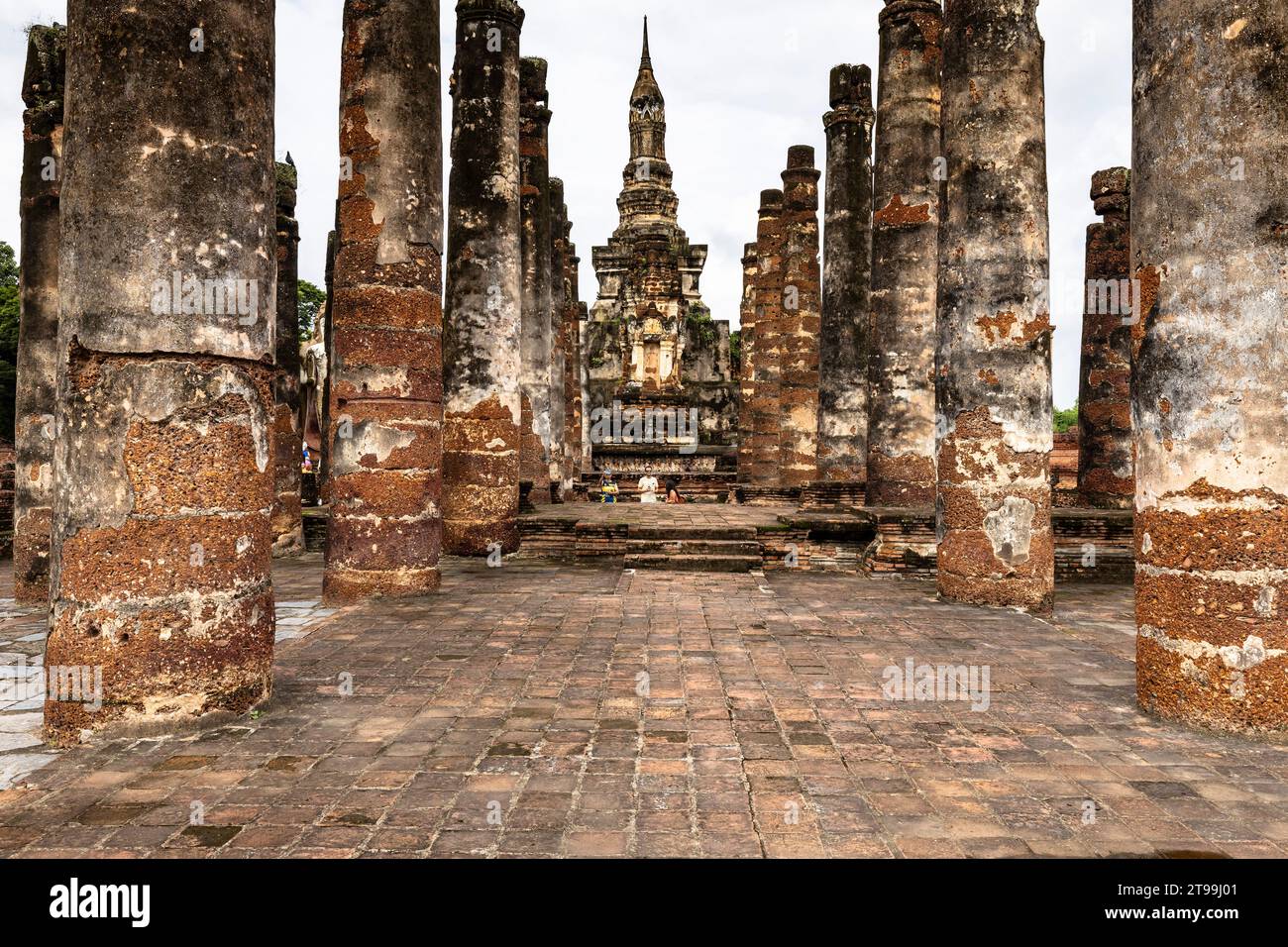 Parco storico di Sukhothai, Wat Mahathat, stupa del tempio principale, Sukhothai, Thailandia, Sud-est asiatico, Asia Foto Stock