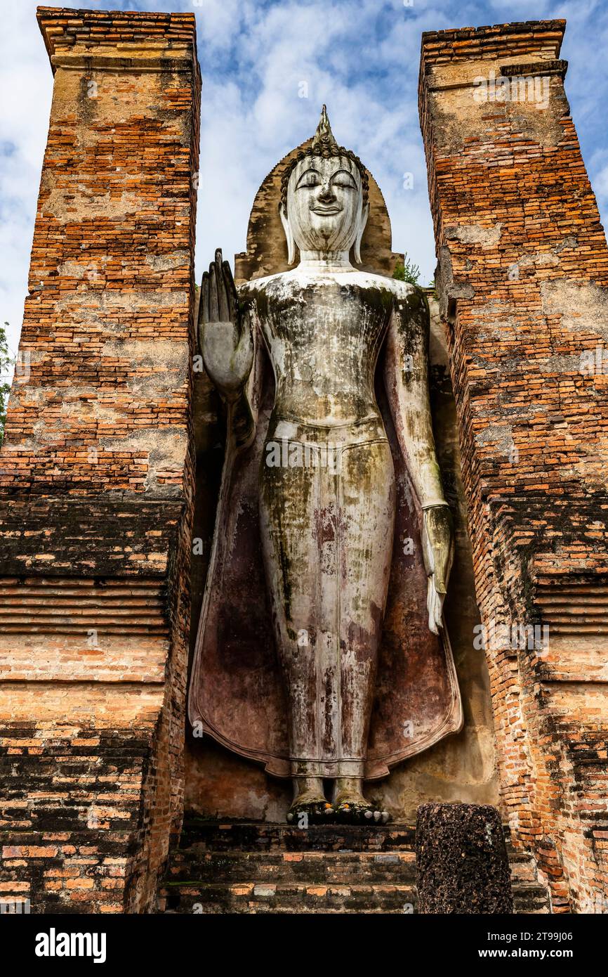Parco storico di Sukhothai, Wat Mahathat, statua del Buddha in piedi nel piccolo santuario, Sukhothai, Thailandia, Sud-est asiatico, Asia Foto Stock