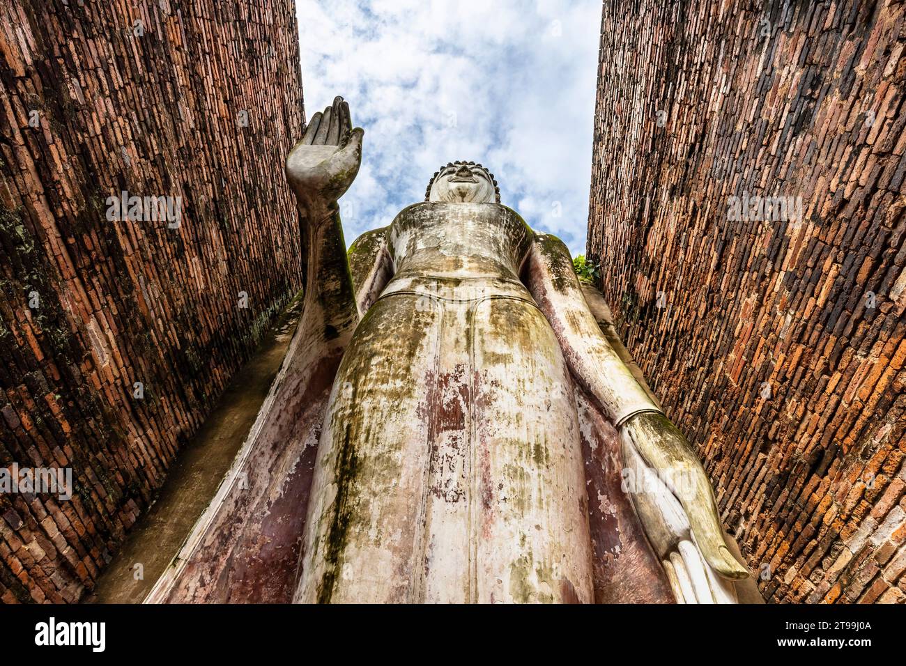 Parco storico di Sukhothai, Wat Mahathat, statua del Buddha in piedi nel piccolo santuario, Sukhothai, Thailandia, Sud-est asiatico, Asia Foto Stock