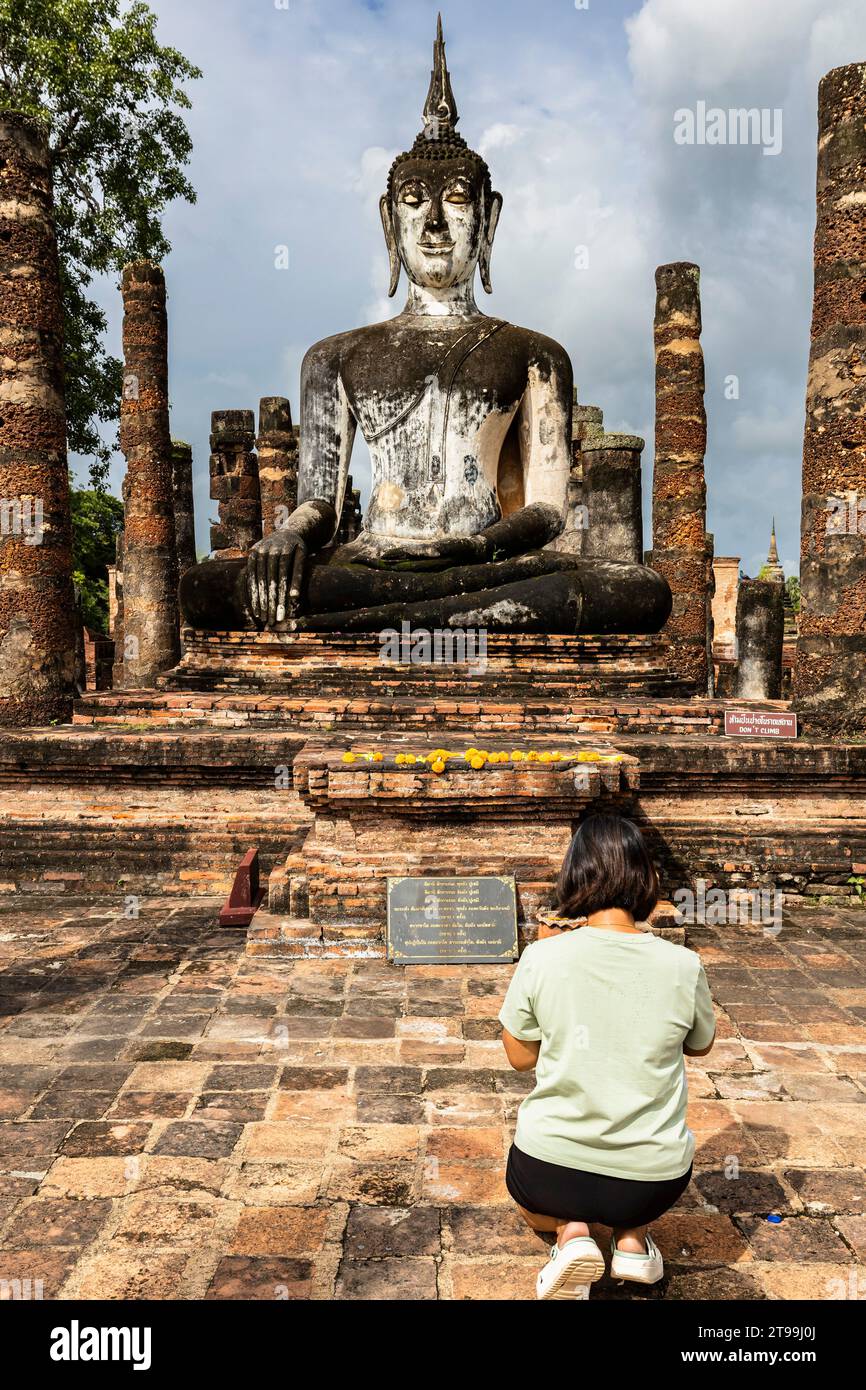 Parco storico di Sukhothai, Wat Mahathat, preghiera, statua del Buddha di meditazione del santuario principale, Sukhothai, Thailandia, Sud-est asiatico, Asia Foto Stock