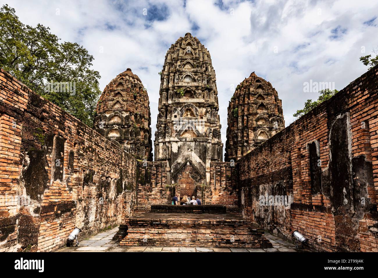 Parco storico di Sukhothai, Wat si Sawai, sala principale con tre pagode, stile Khmer, Sukhothai, Thailandia, Sud-est asiatico, Asia Foto Stock