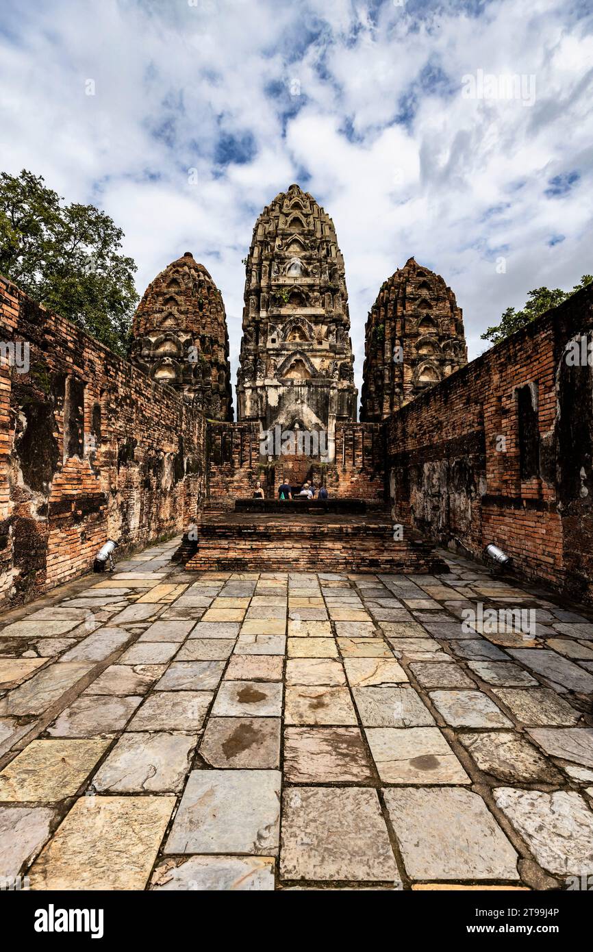 Parco storico di Sukhothai, Wat si Sawai, sala principale con tre pagode, stile Khmer, Sukhothai, Thailandia, Sud-est asiatico, Asia Foto Stock