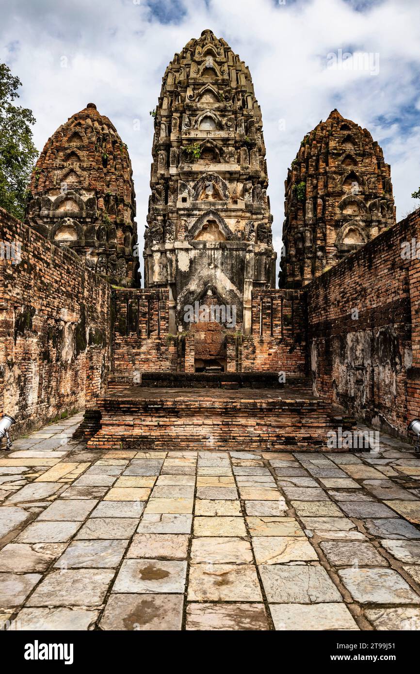 Parco storico di Sukhothai, Wat si Sawai, sala principale con tre pagode, stile Khmer, Sukhothai, Thailandia, Sud-est asiatico, Asia Foto Stock