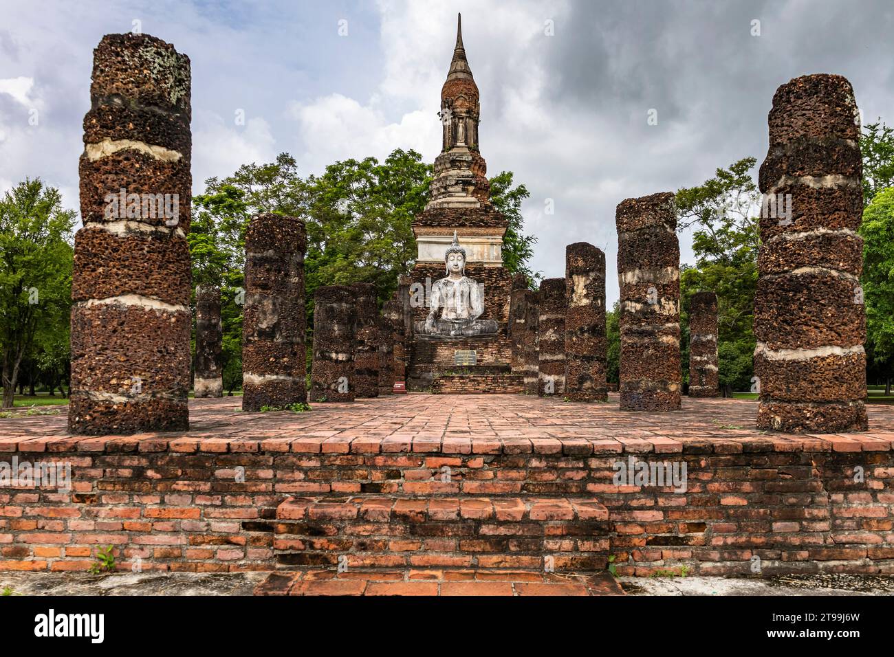 Parco storico di Sukhothai, Wat Traphang Ngoen, santuario principale con statua di Buddha e stupa, Sukhothai, Thailandia, Sud-est asiatico, Asia Foto Stock