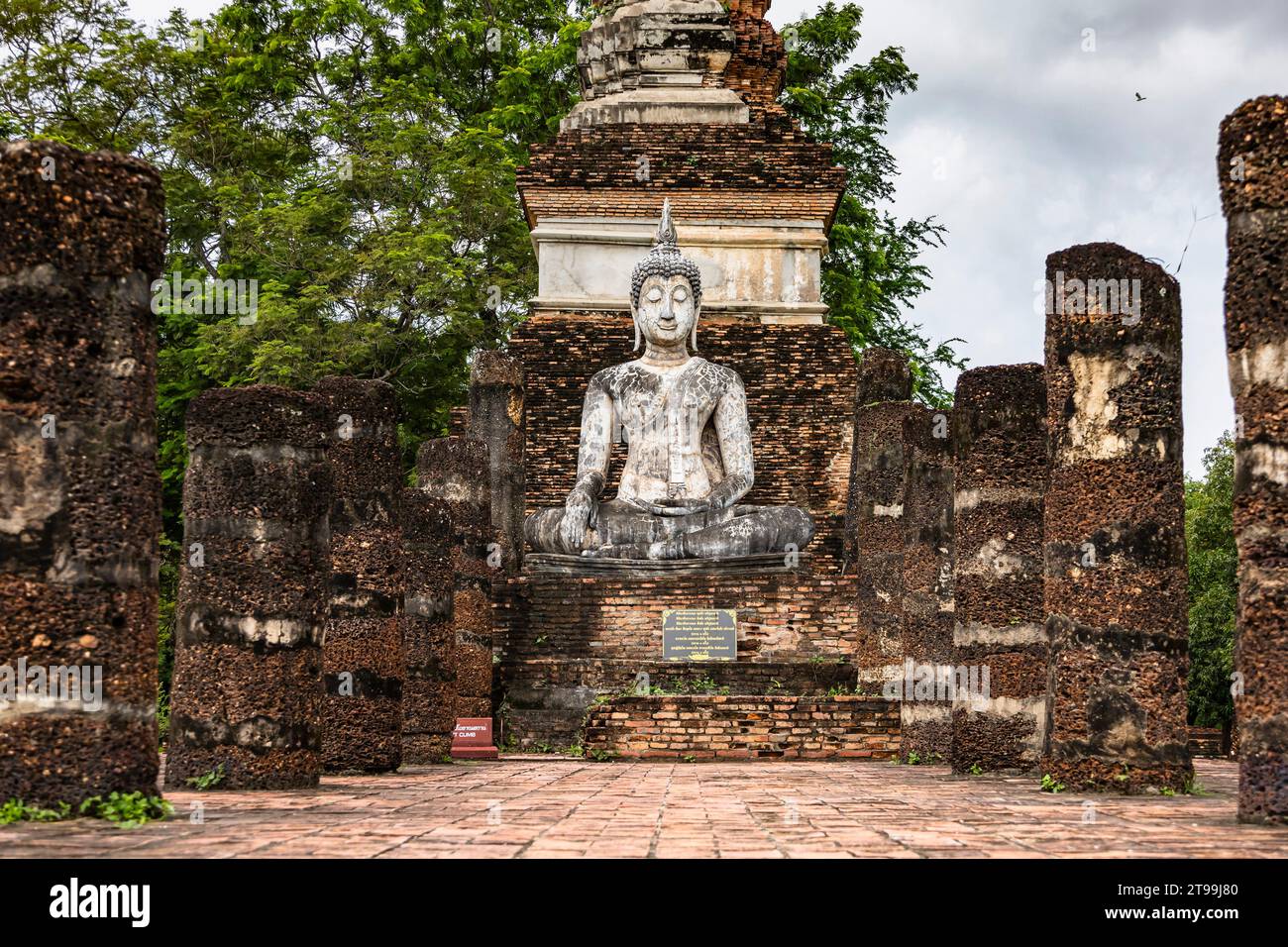 Parco storico di Sukhothai, Wat Traphang Ngoen, statua del Buddha di meditazione, Sukhothai, Thailandia, sud-est asiatico, Asia Foto Stock