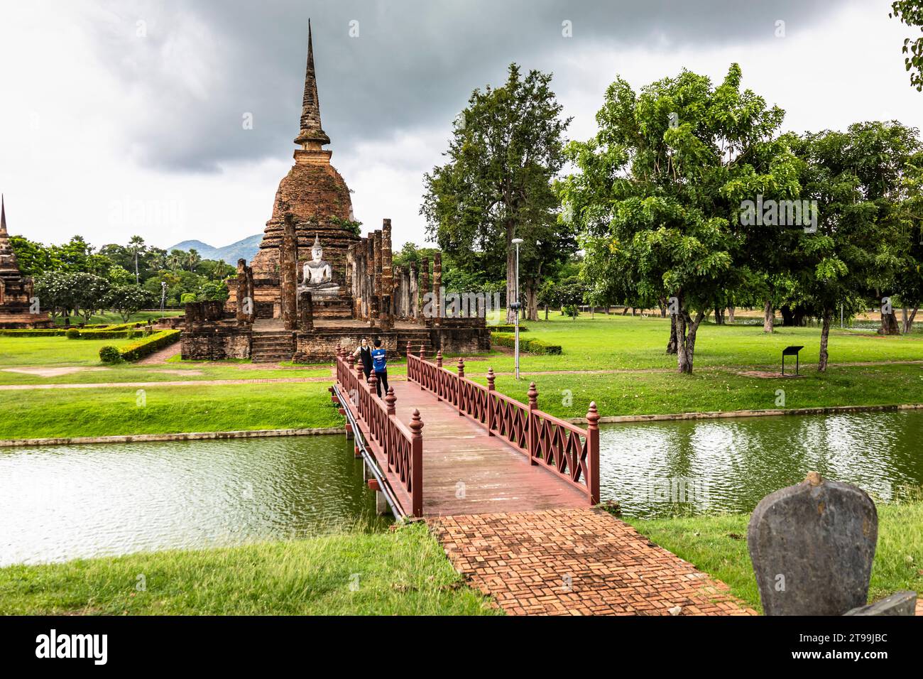Parco storico di Sukhothai, Wat sa si, Stupa e statua del Buddha, Sukhothai, Thailandia, Sud-est asiatico, Asia Foto Stock