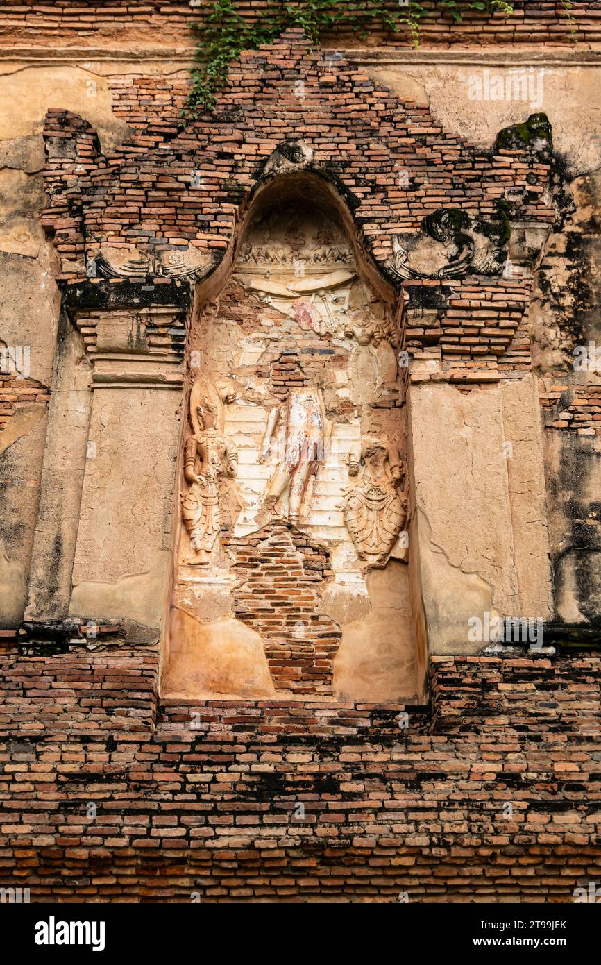 Parco storico di Sukhothai, Wat Traphang Thong Lang, resti di rilievo, statua del buddha di wihan, Sukhothai, Thailandia, Sud-est asiatico, Asia Foto Stock