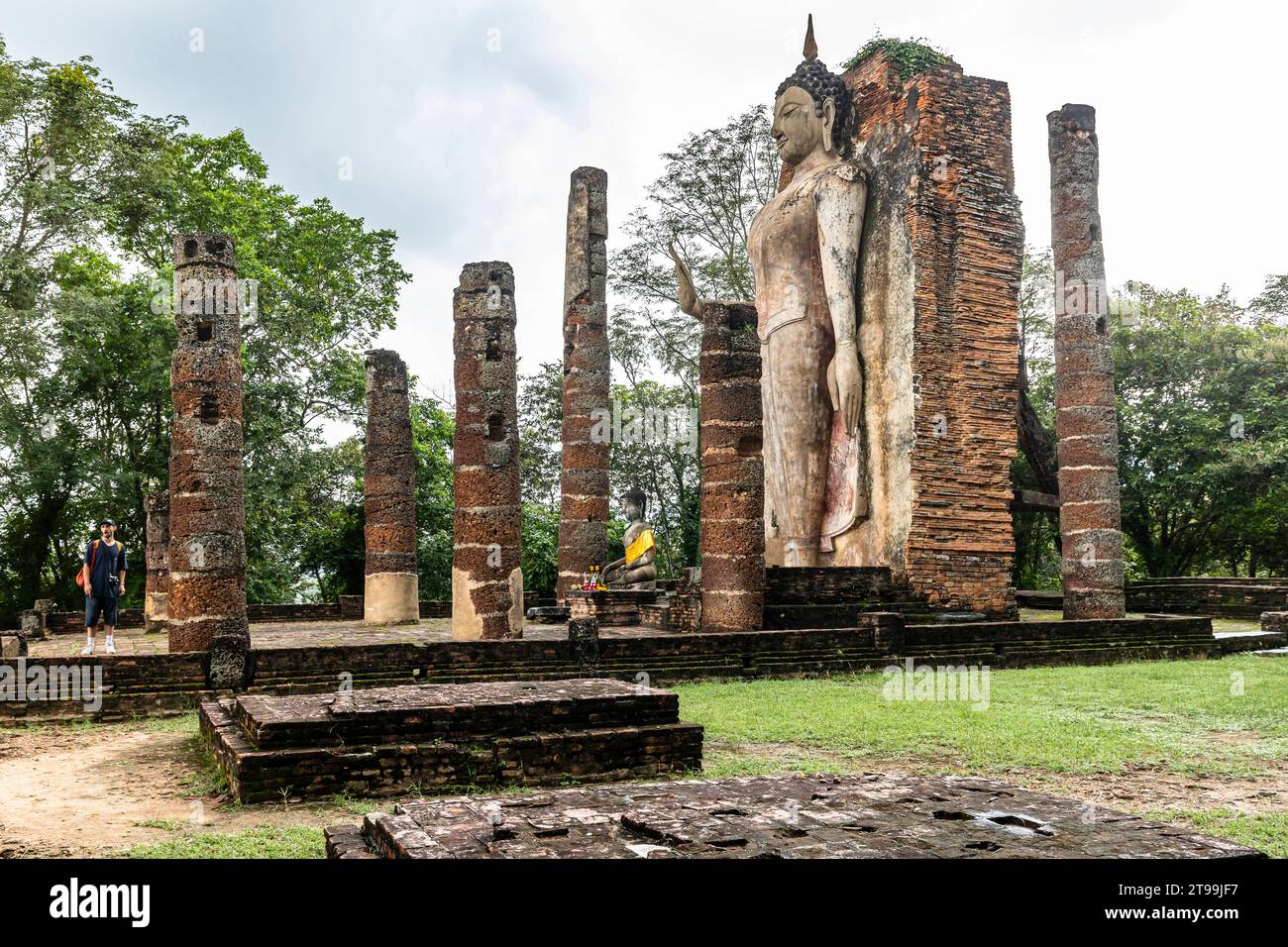 Parco storico di Sukhothai, Wat Saphan Hin, statua del buddha di wihan, Sukhothai, Thailandia, Sud-est asiatico, Asia Foto Stock