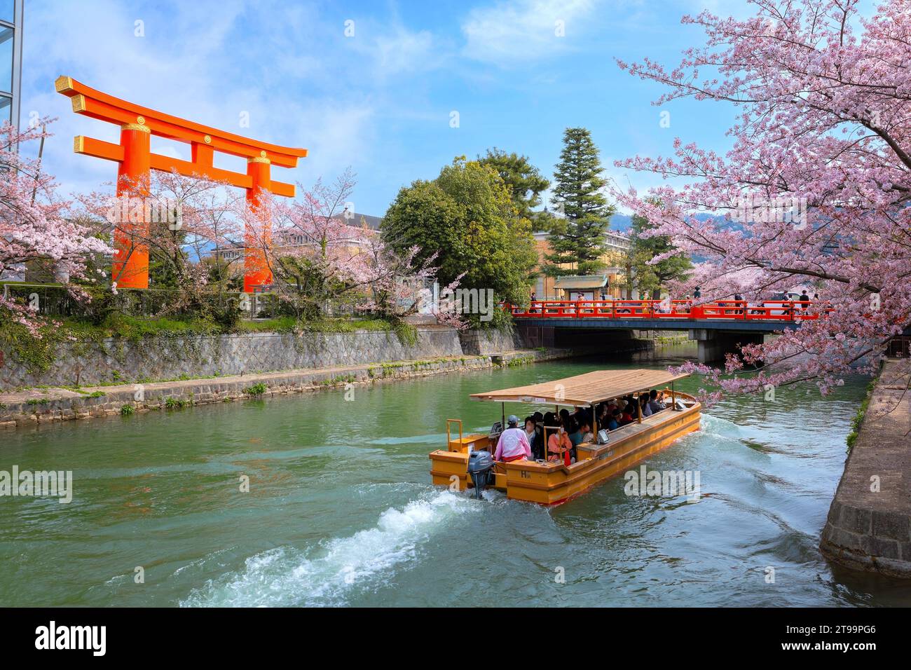 Kyoto, Giappone - 2 aprile 2023: Il giro in barca Okazaki Jikkokubune effettua una crociera di tre chilometri dal molo delle barche di Nanzenji alla diga di Ebisu e ritorno Foto Stock