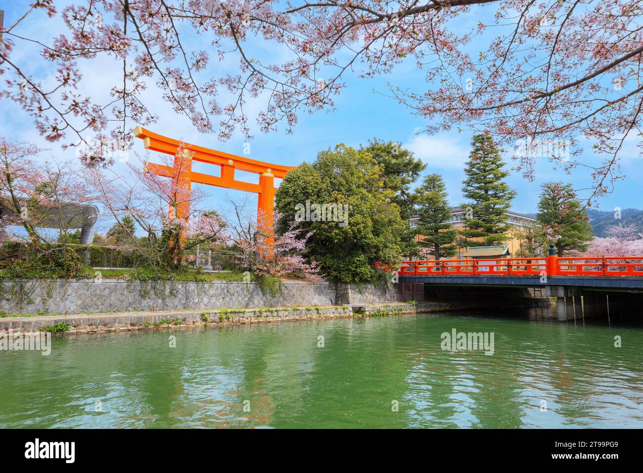 Kyoto, Giappone - 2 aprile 2023: Il giro in barca Okazaki Jikkokubune effettua una crociera di tre chilometri dal molo delle barche di Nanzenji alla diga di Ebisu e ritorno Foto Stock